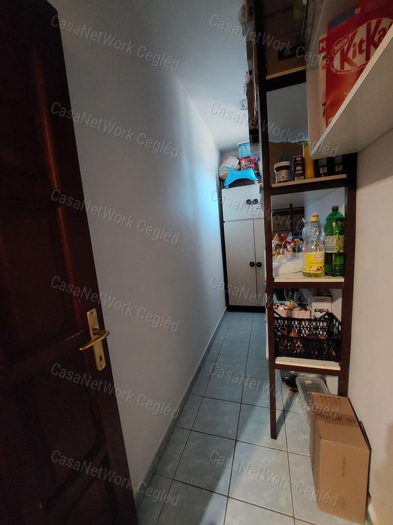 FELSŐPAKONY. ELADÓ 90 m2 IKERHÁZFÉL.