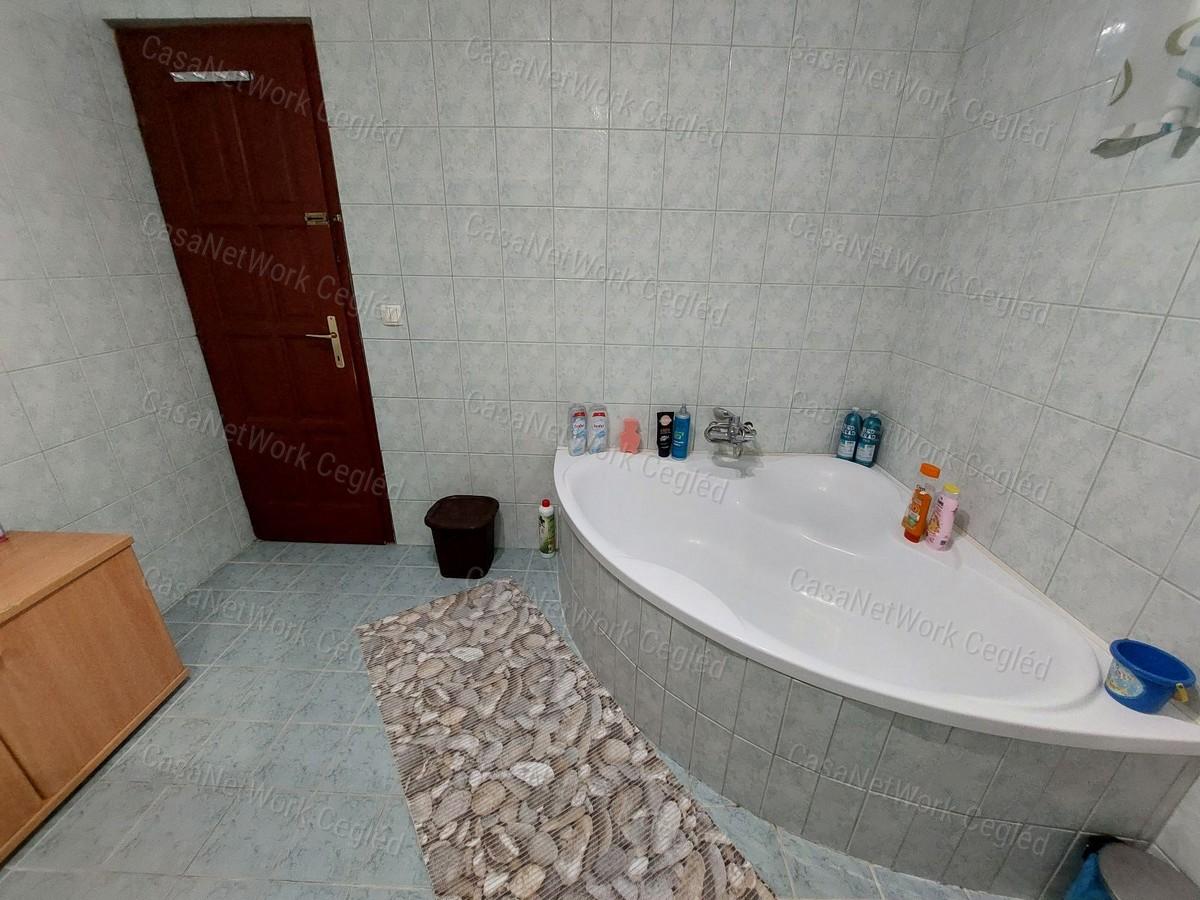 FELSŐPAKONY. ELADÓ 90 m2 IKERHÁZFÉL.