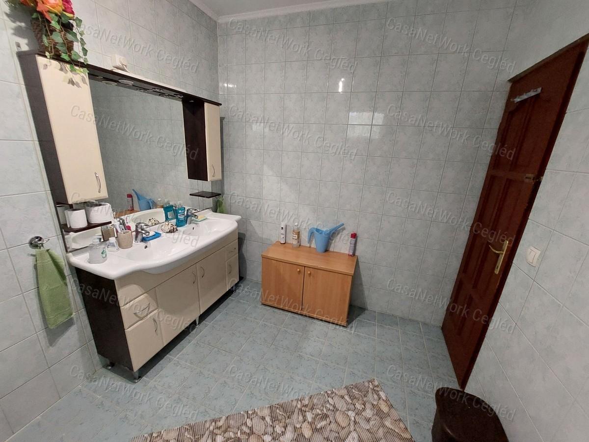 FELSŐPAKONY. ELADÓ 90 m2 IKERHÁZFÉL.