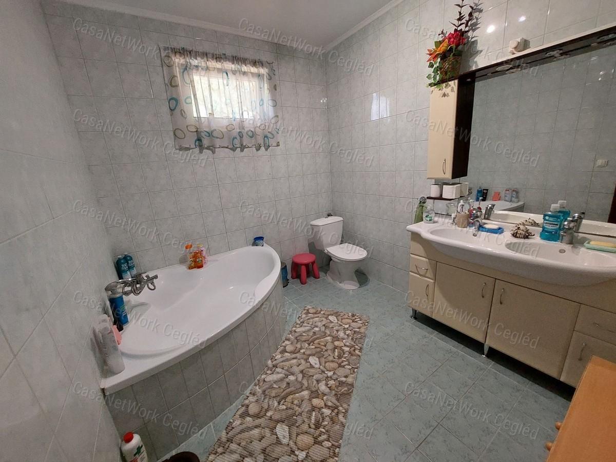 FELSŐPAKONY. ELADÓ 90 m2 IKERHÁZFÉL.