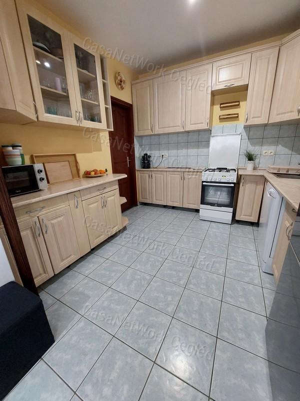 FELSŐPAKONY. ELADÓ 90 m2 IKERHÁZFÉL.