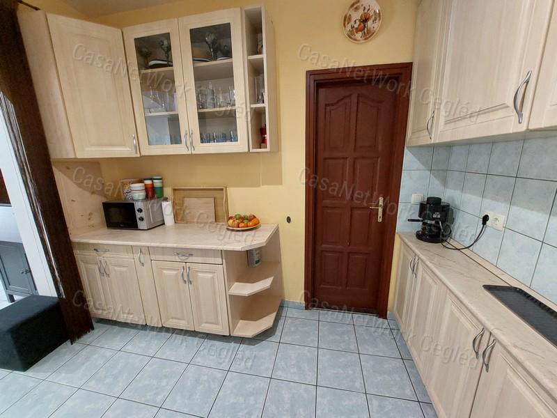 FELSŐPAKONY. ELADÓ 90 m2 IKERHÁZFÉL.