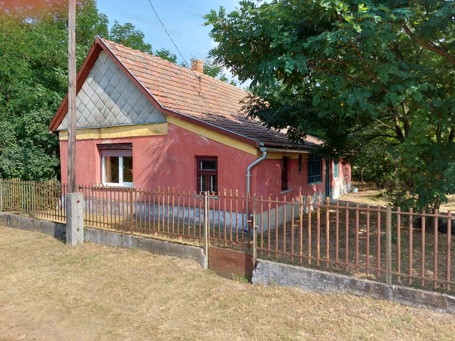 ELADÓ TÁPIÓSZŐLŐSI TANYA.
