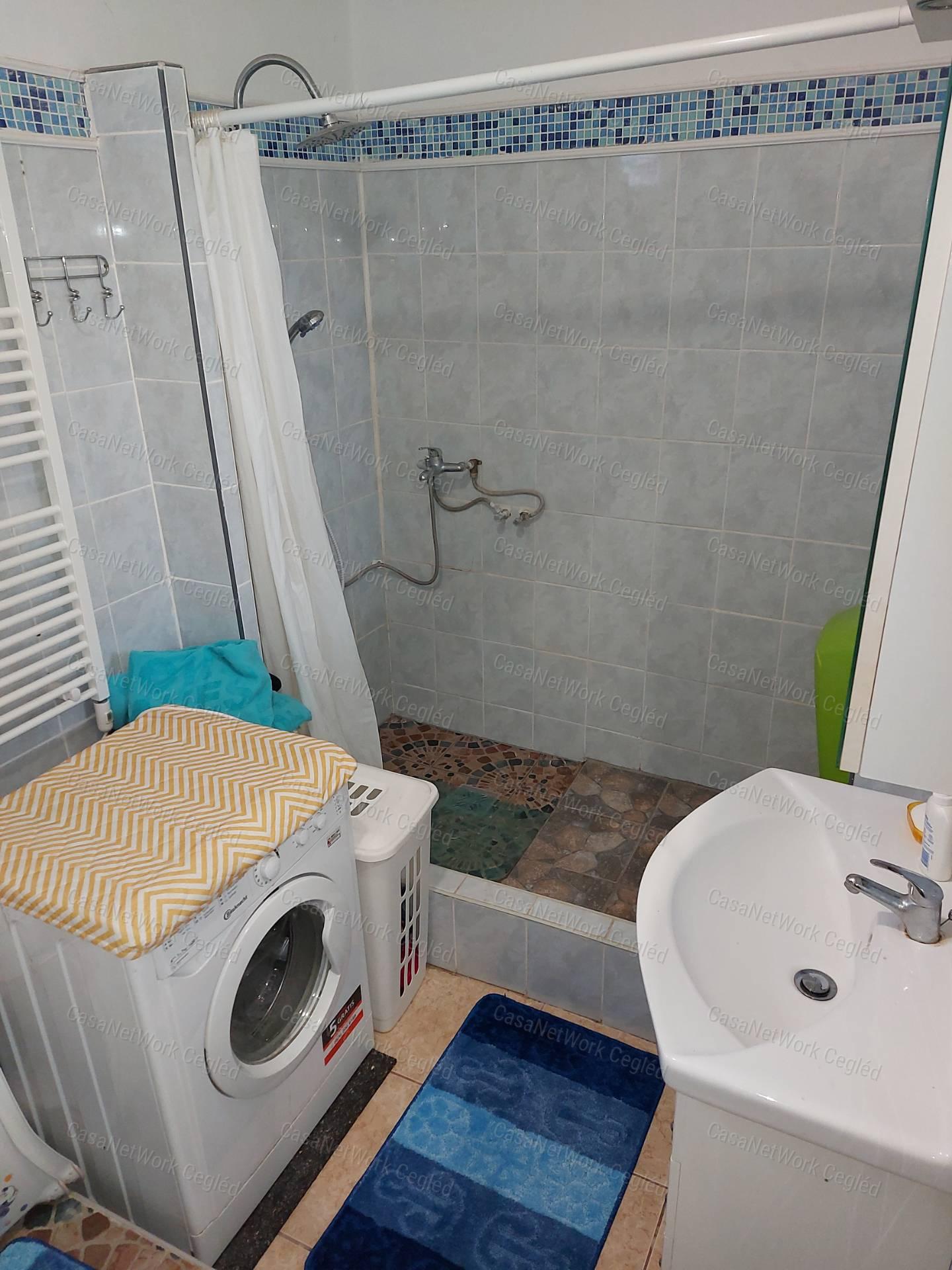 ELADÓ 100 m2 CSALÁDI HÁZ PÁNDON.