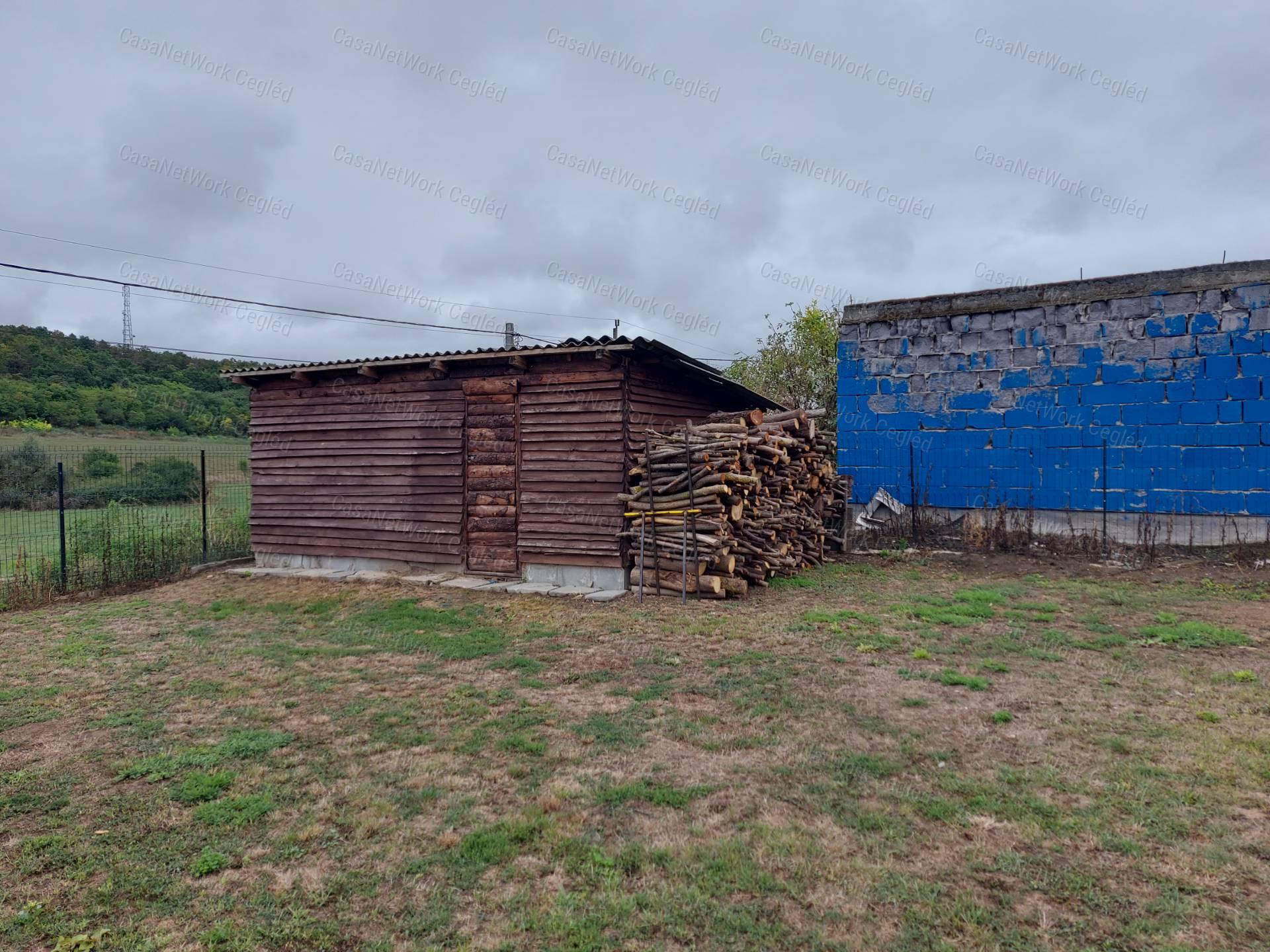 ELADÓ 100 m2 CSALÁDI HÁZ PÁNDON.