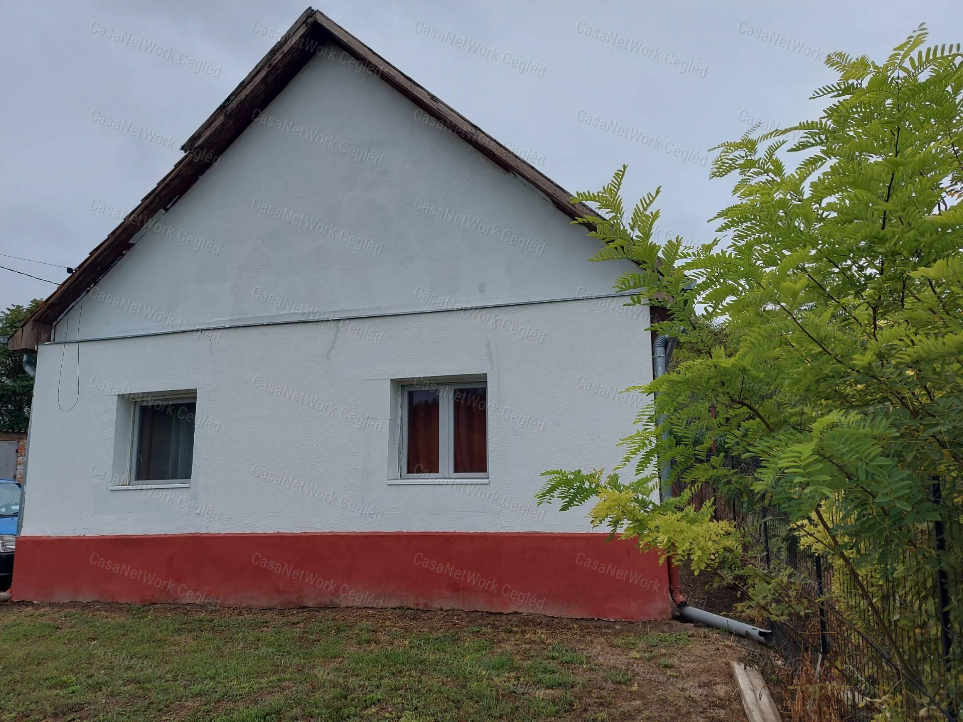 ELADÓ 100 m2 CSALÁDI HÁZ PÁNDON.