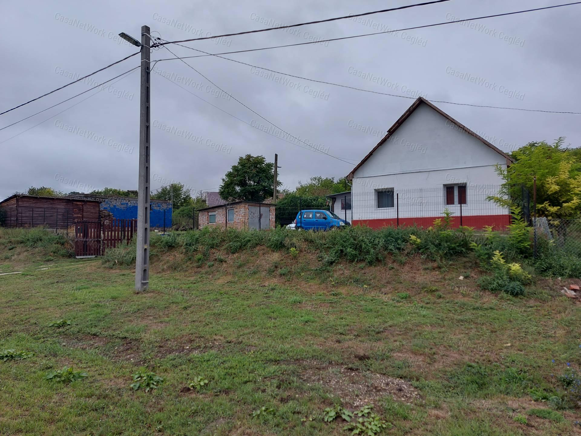 ELADÓ 100 m2 CSALÁDI HÁZ PÁNDON.