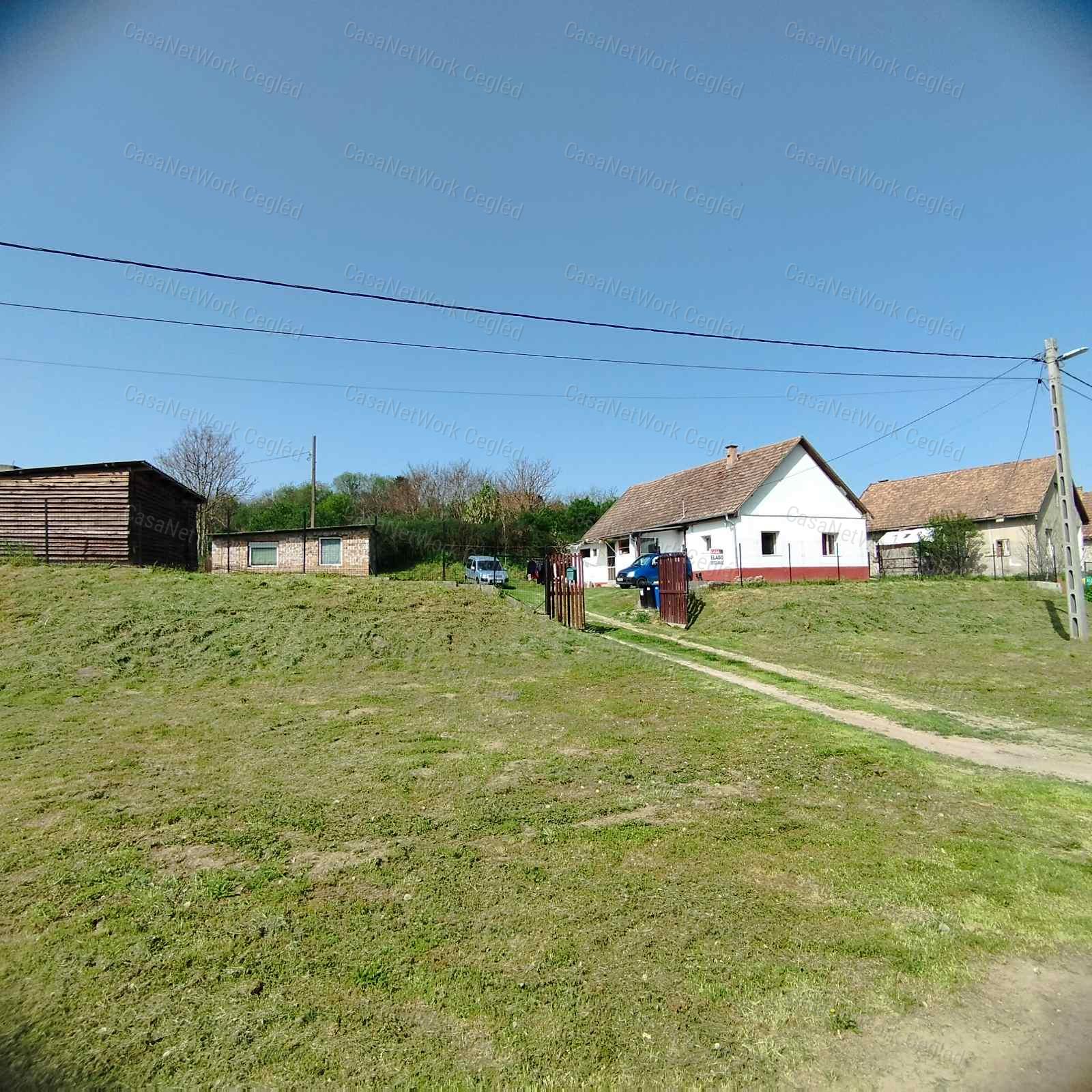 ELADÓ 100 m2 CSALÁDI HÁZ PÁNDON.
