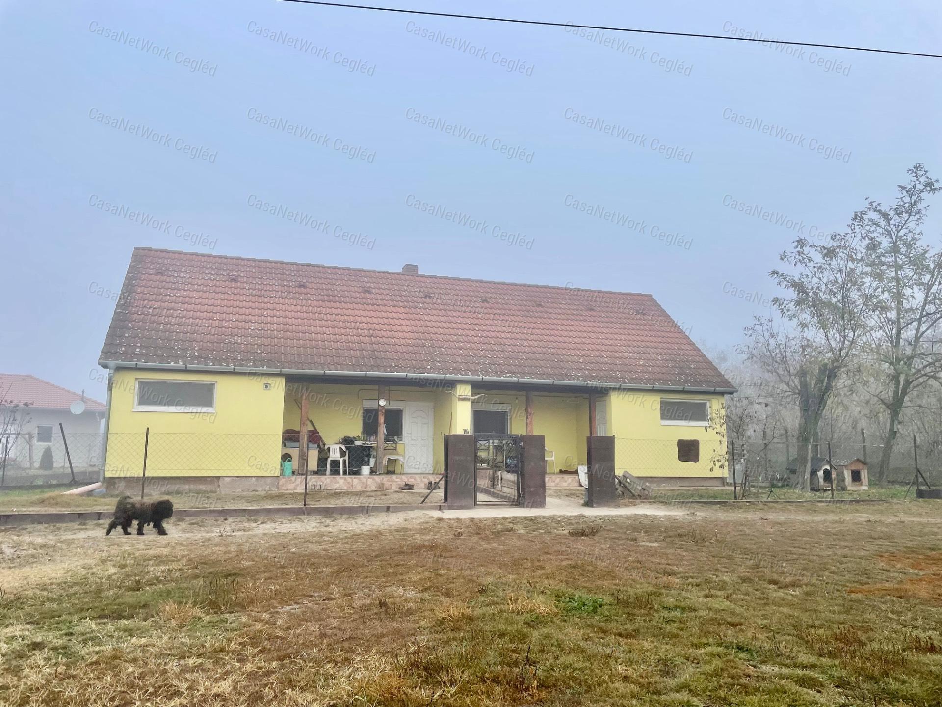 Több épület együttesből álló tanya, mezőgazdasági terület