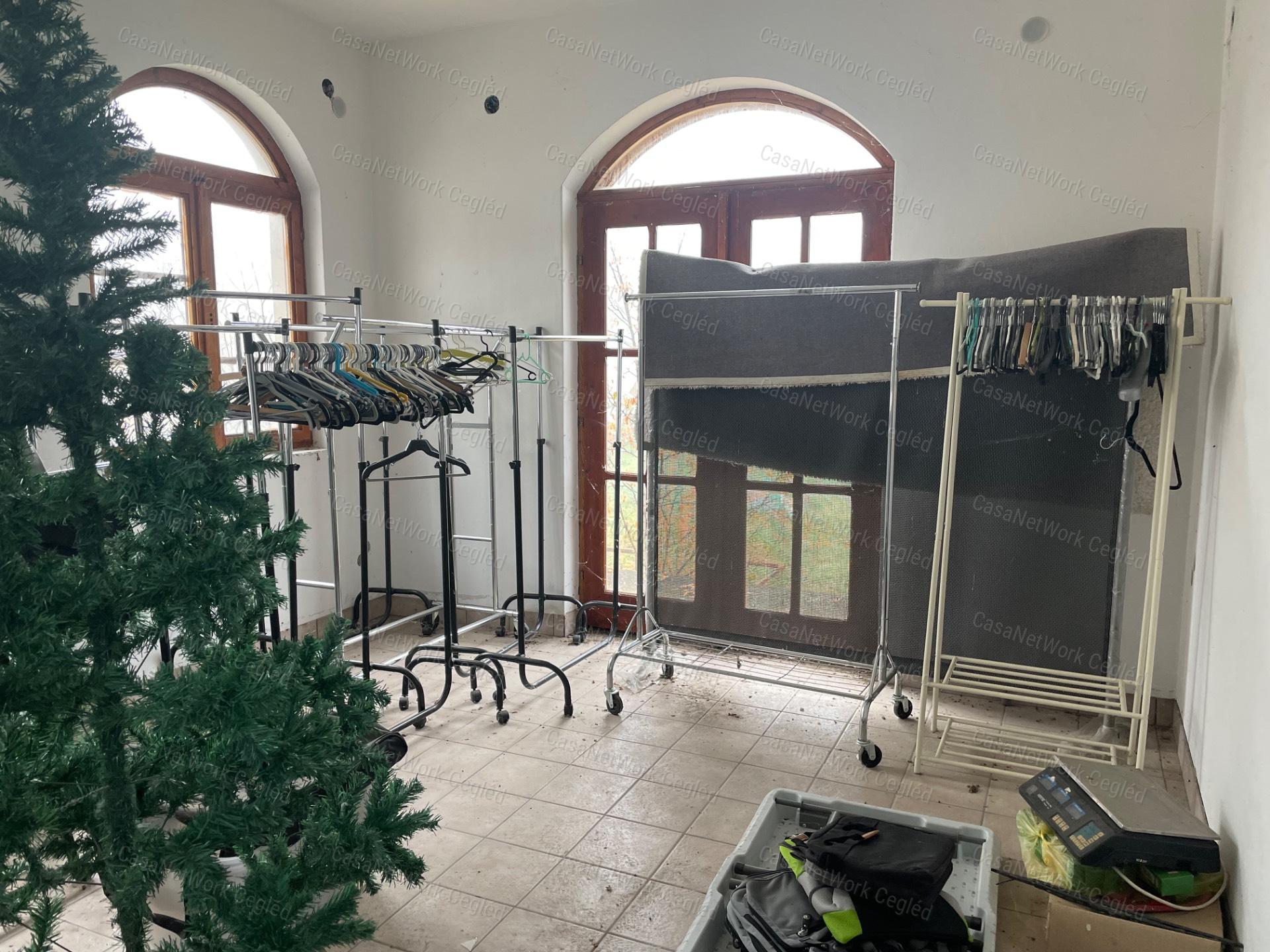 Több épület együttesből álló tanya, mezőgazdasági terület