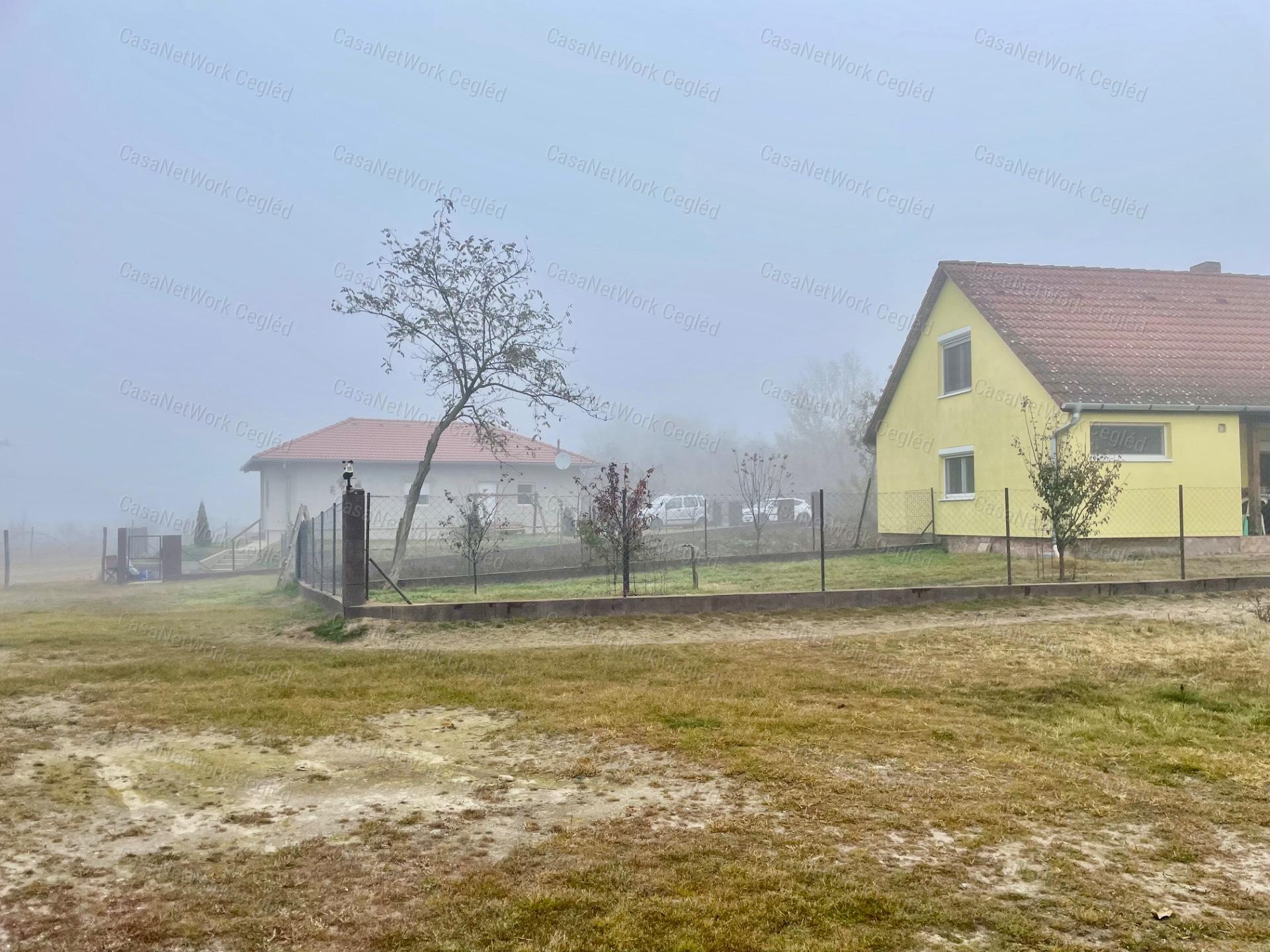 Több épület együttesből álló tanya, mezőgazdasági terület