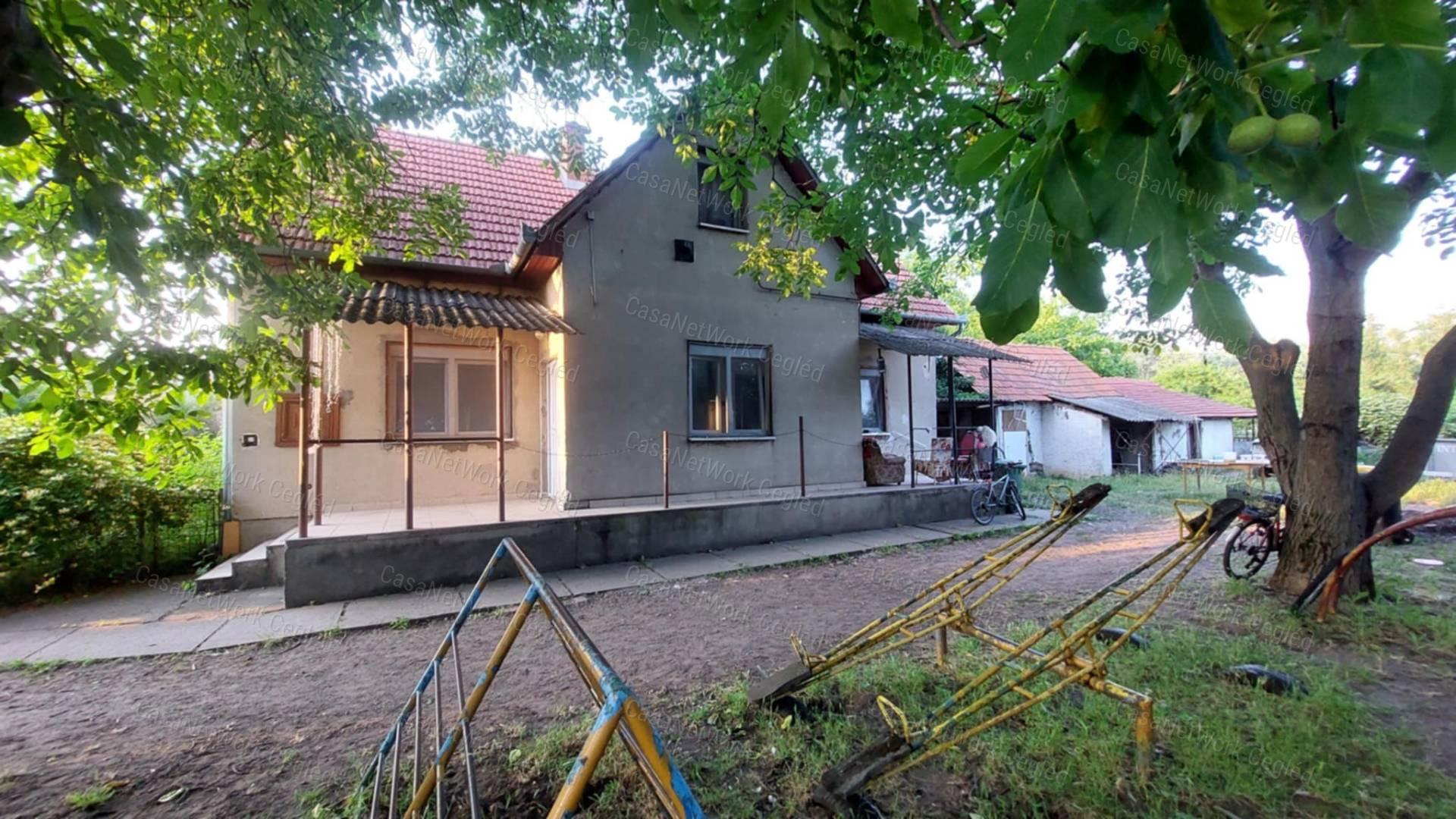 Eladó CSALÁDI HÁZ ABONY