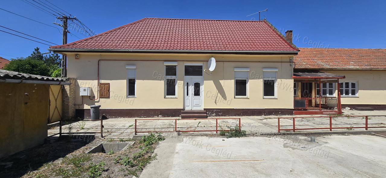 Eladó családi ház Cegléden – tágas telekkel, garázsokkal!