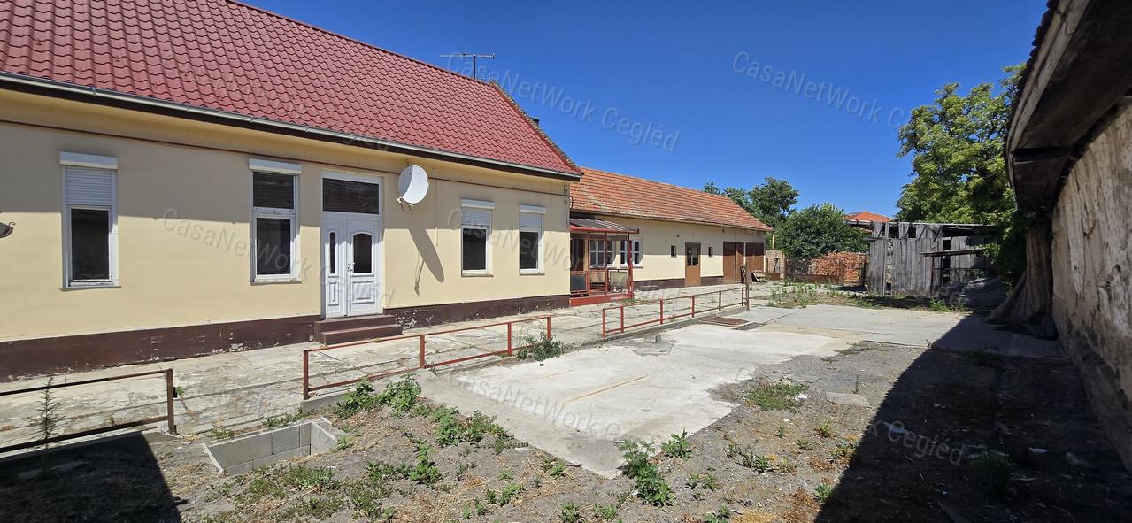 Eladó családi ház Cegléden – tágas telekkel, garázsokkal!
