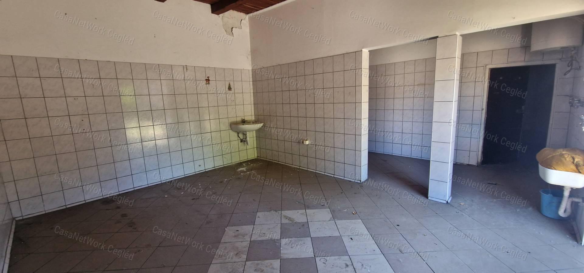 Eladó családi ház Cegléden – tágas telekkel, garázsokkal!