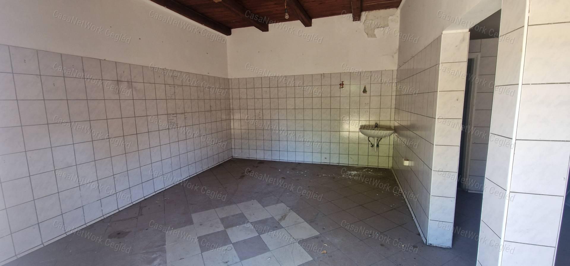 Eladó családi ház Cegléden – tágas telekkel, garázsokkal!