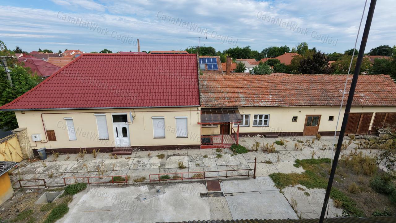 Eladó családi ház Cegléden – tágas telekkel, garázsokkal!