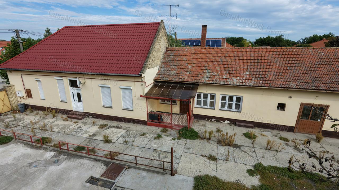 Eladó családi ház Cegléden – tágas telekkel, garázsokkal!