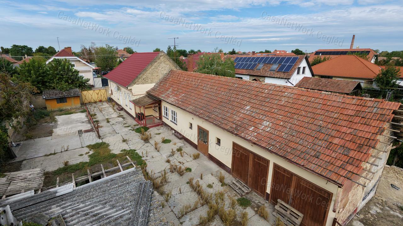 Eladó családi ház Cegléden – tágas telekkel, garázsokkal!