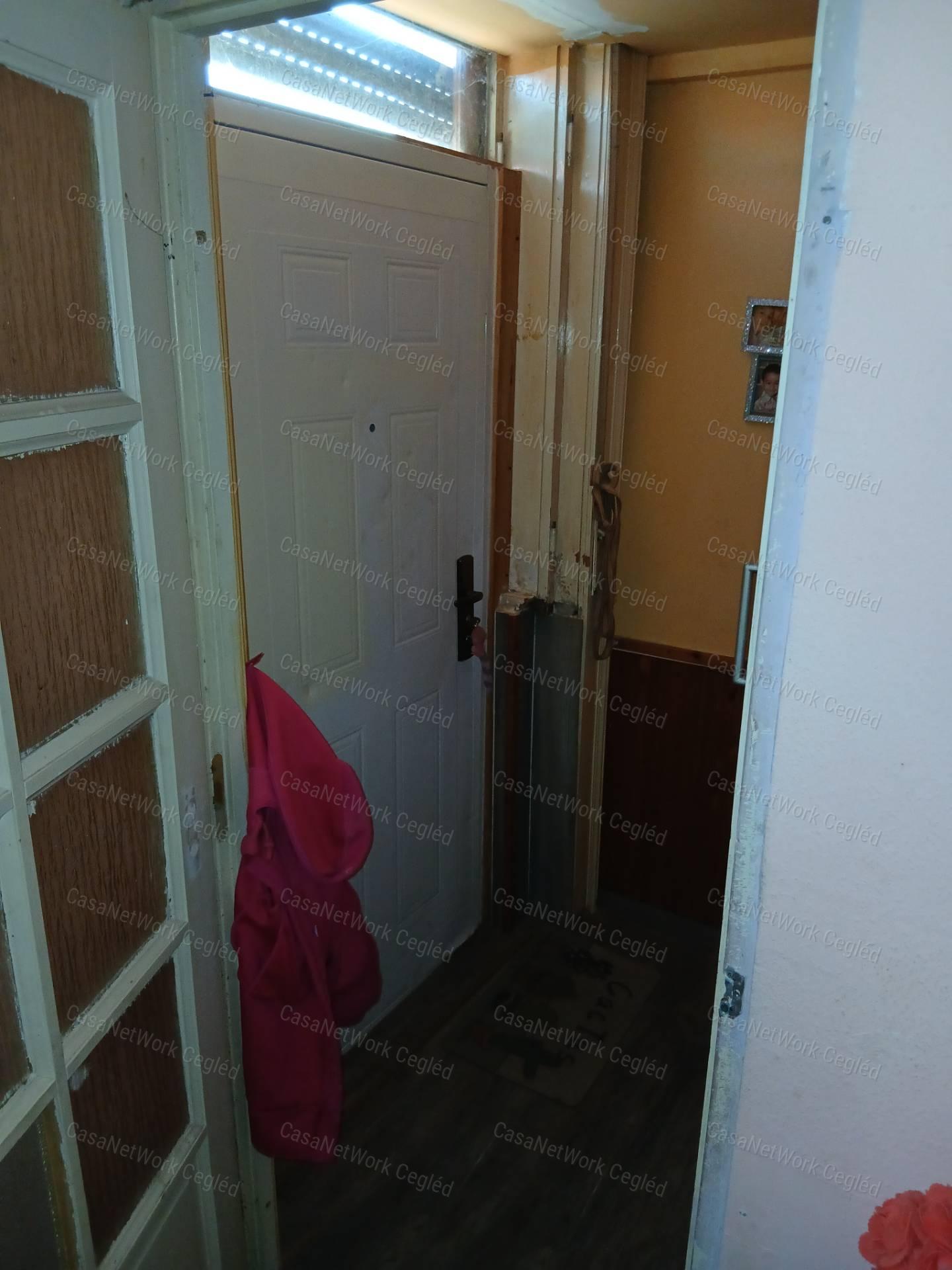 Eladó CEGLÉDI 46 m2 házrész.