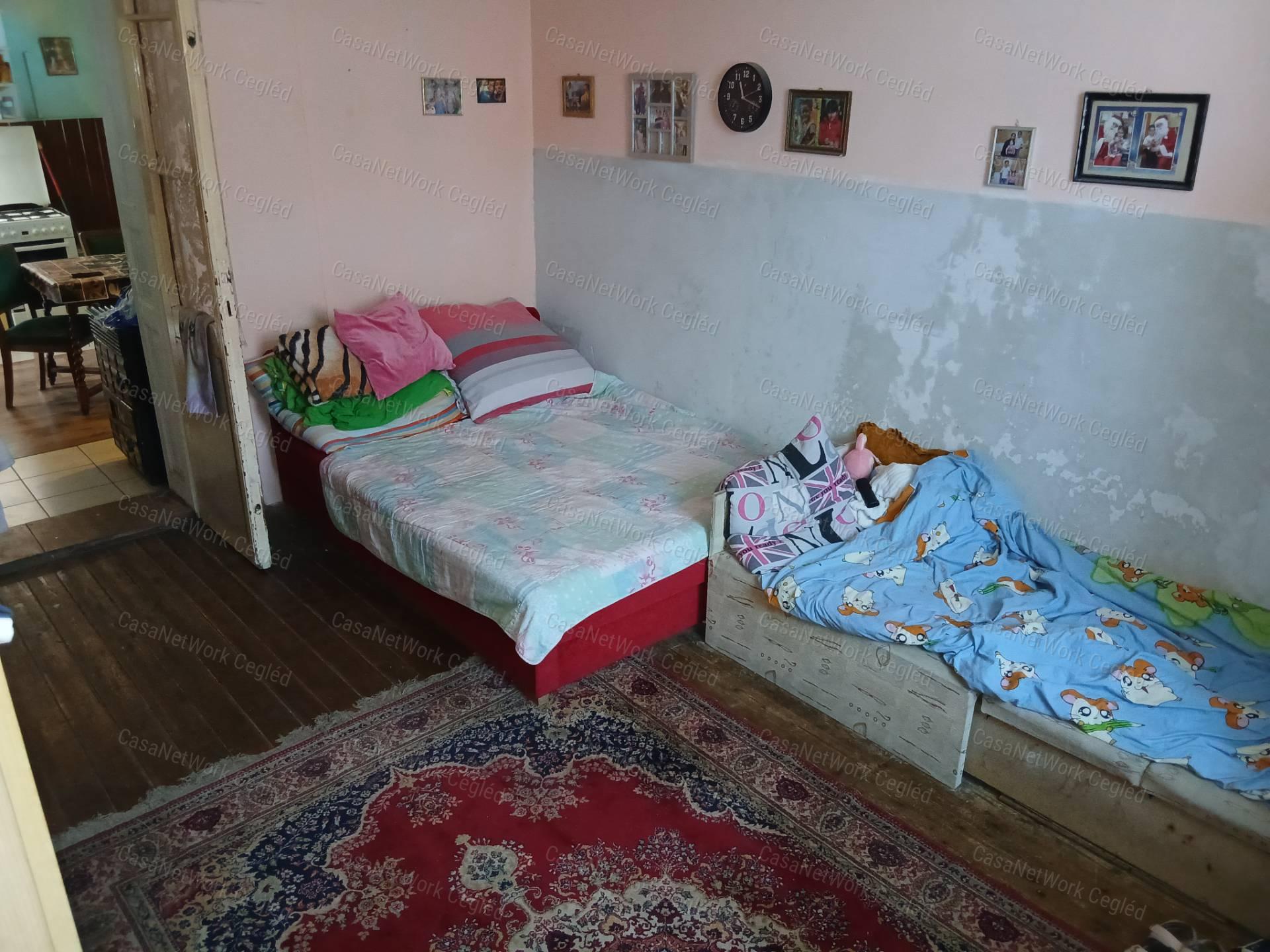 Eladó CEGLÉDI 46 m2 házrész.