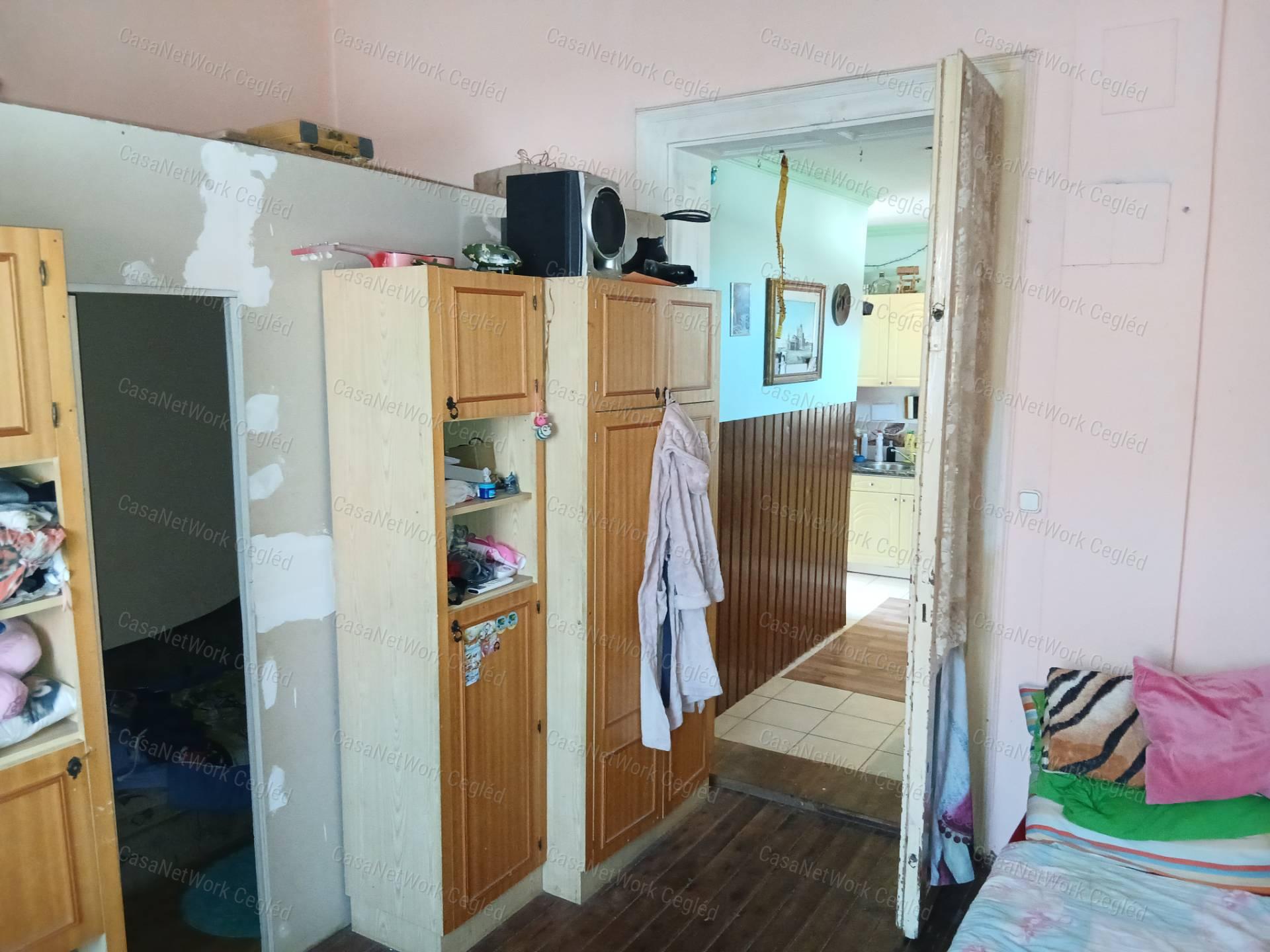 Eladó CEGLÉDI 46 m2 házrész.