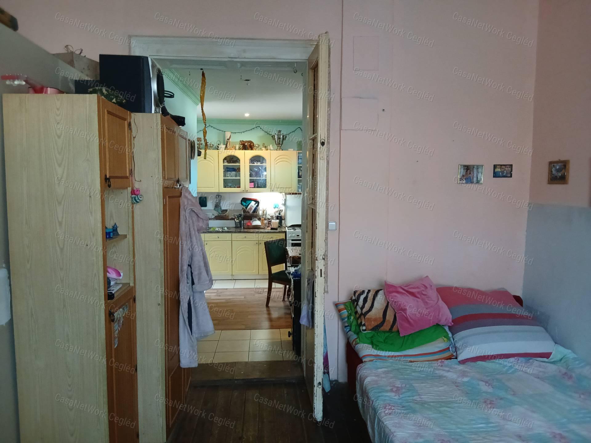 Eladó CEGLÉDI 46 m2 házrész.