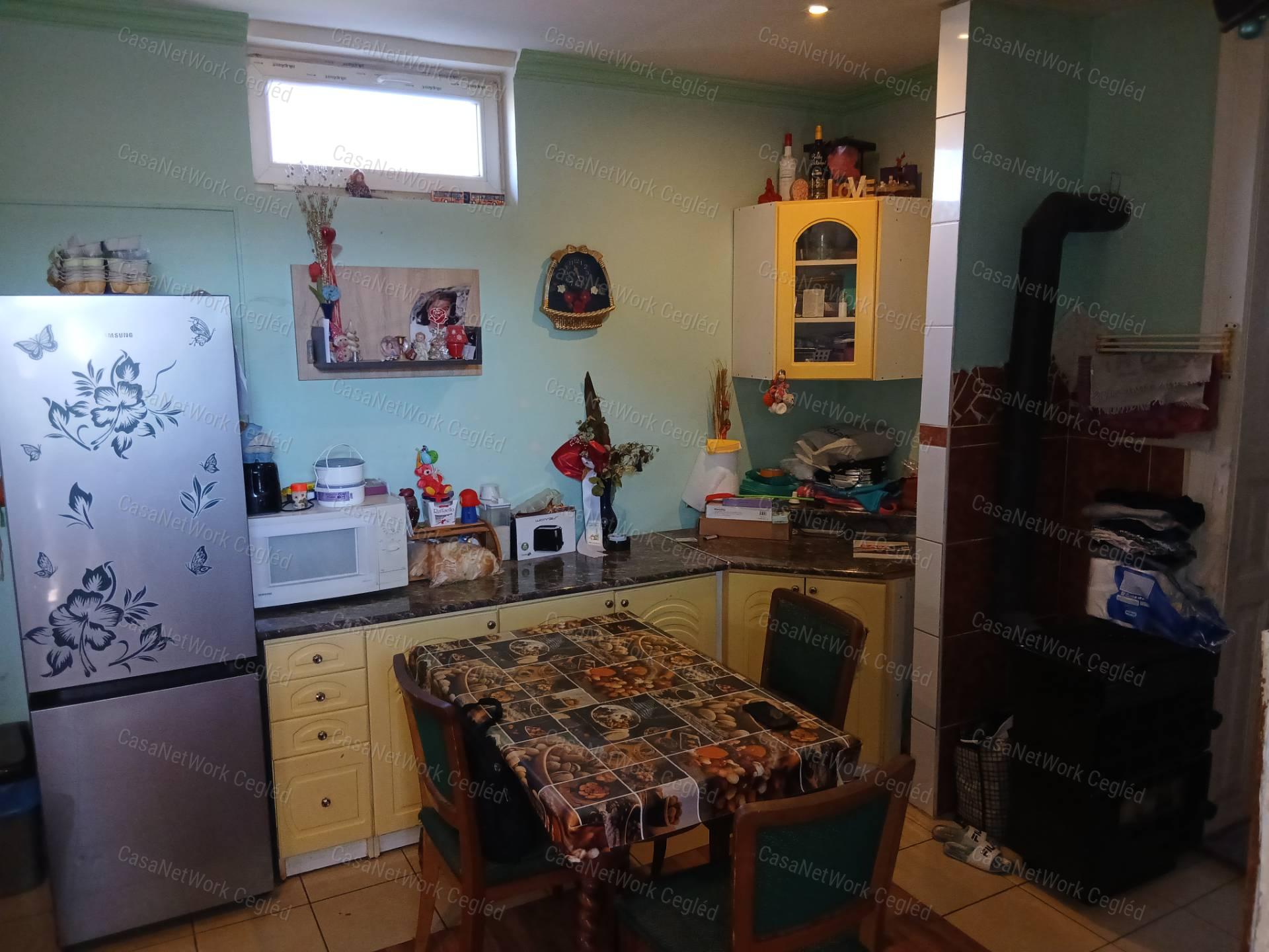 Eladó CEGLÉDI 46 m2 házrész.