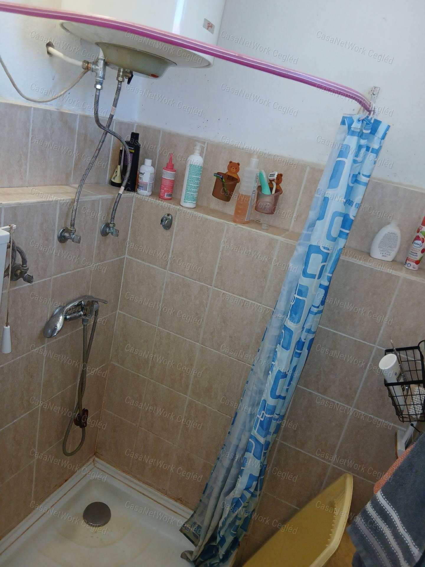 Eladó CEGLÉDI 46 m2 házrész.