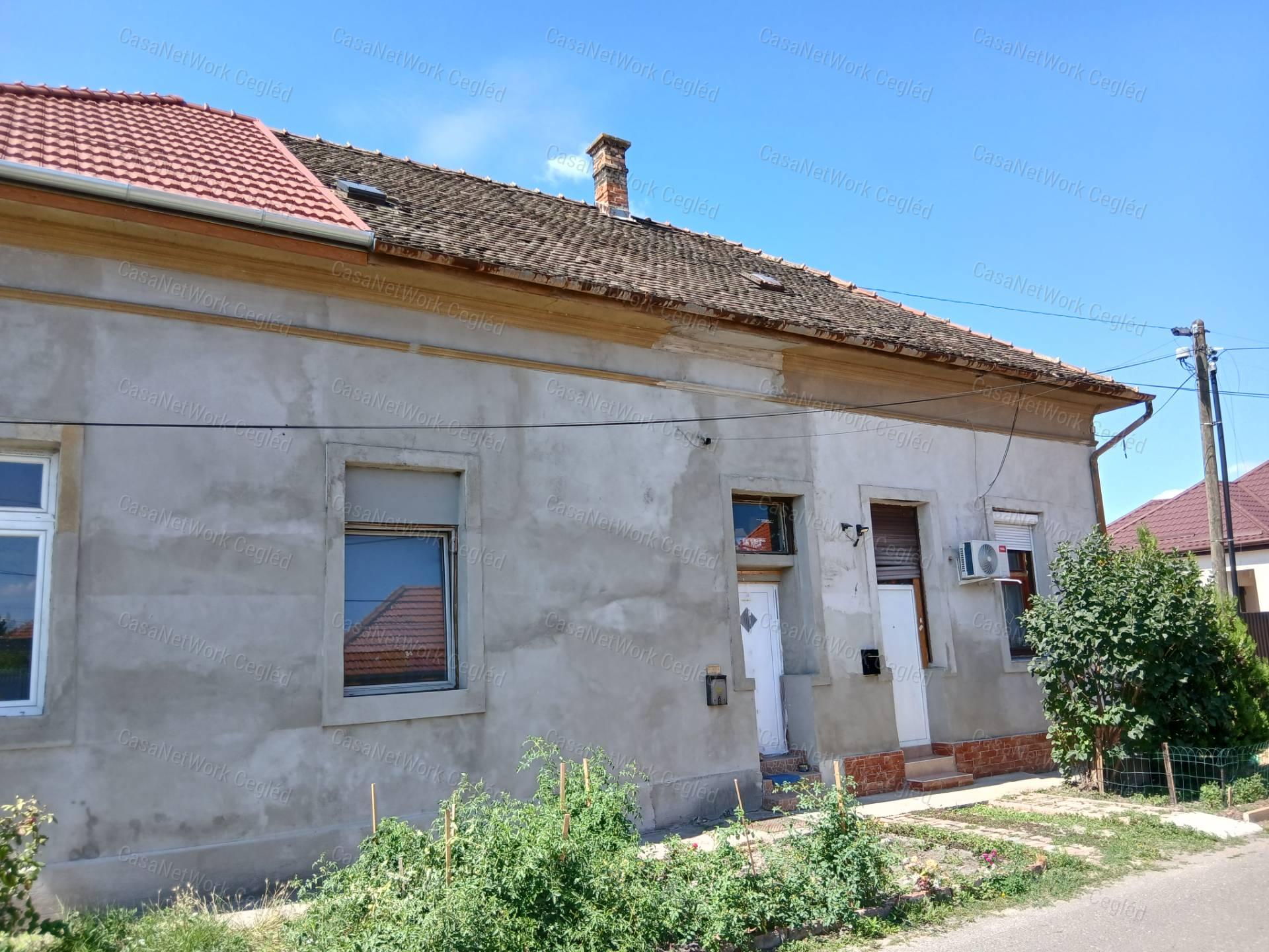Eladó CEGLÉDI 46 m2 házrész.