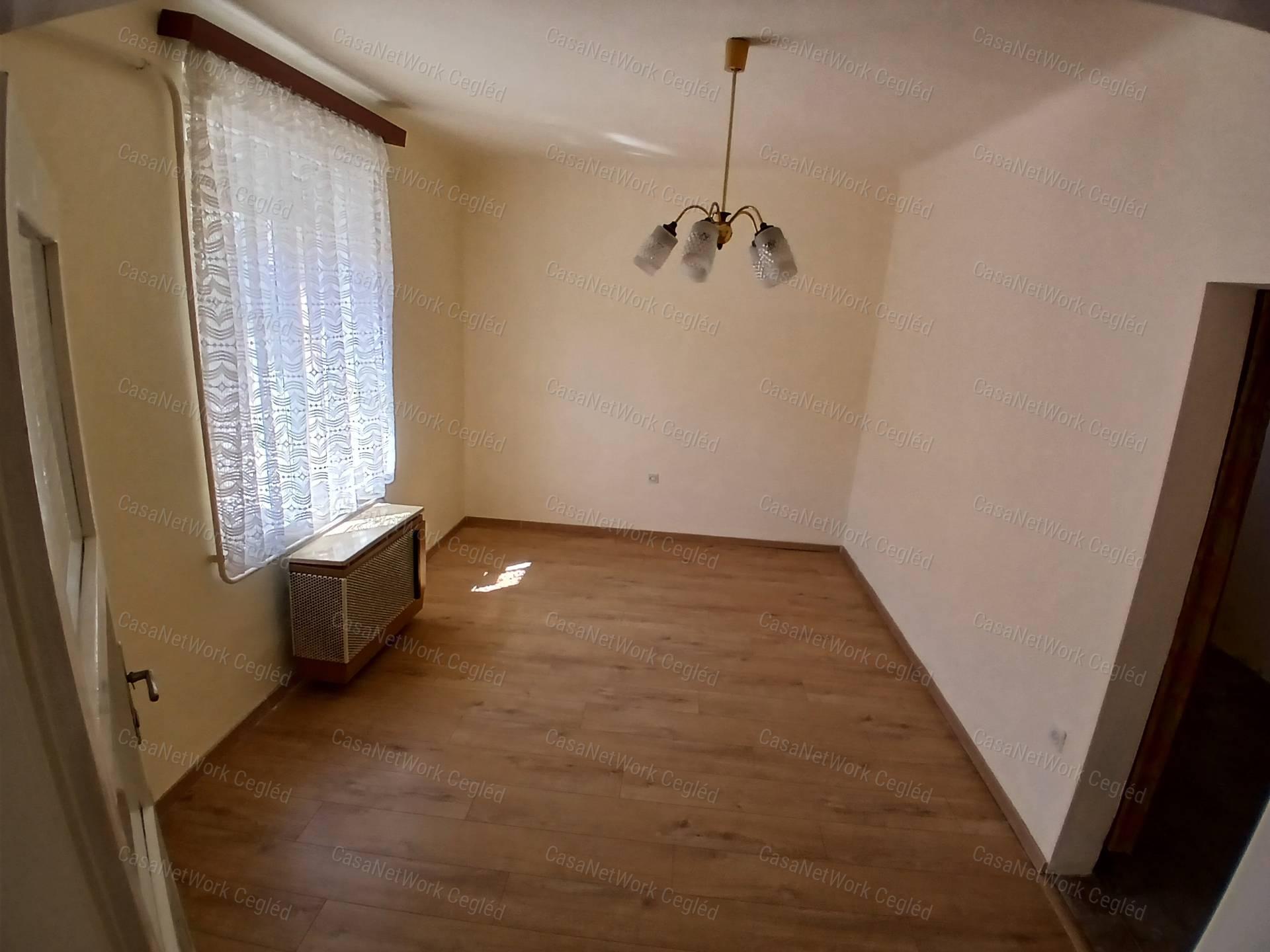Eladó Ceglédi belvárosi 61m2 Családi ház.