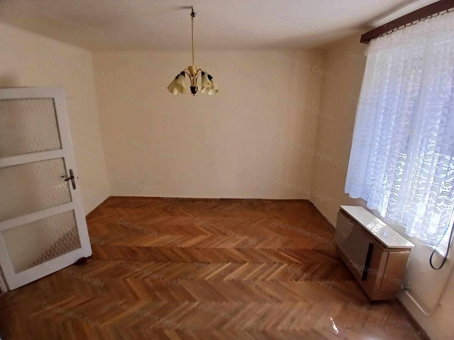 Eladó Ceglédi belvárosi 61m2 Családi ház.