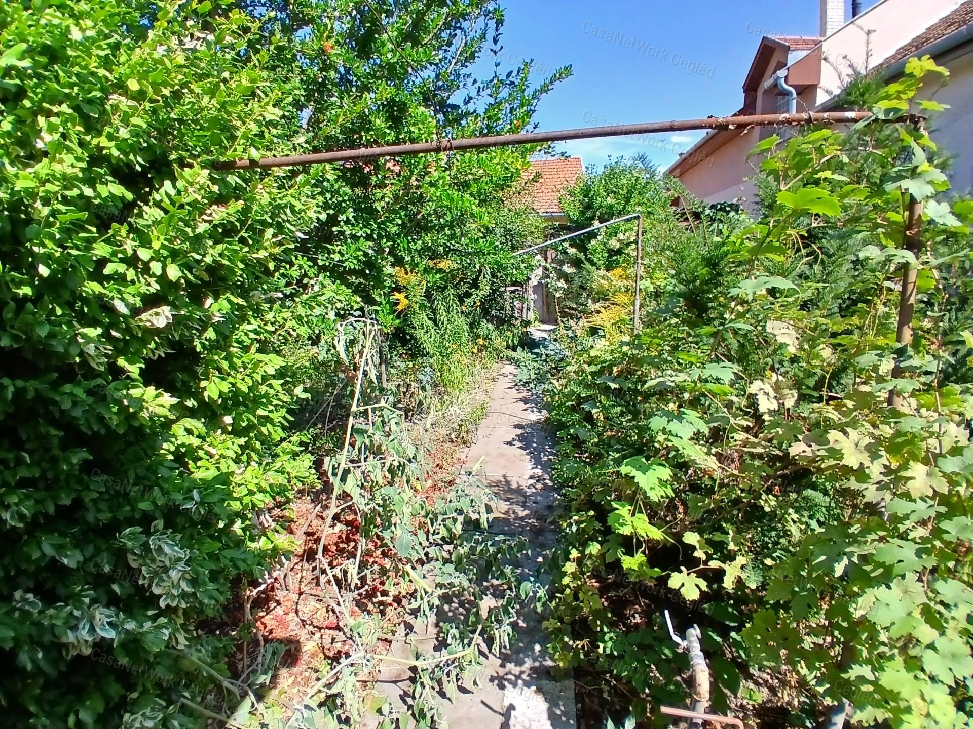 Eladó Ceglédi belvárosi 61m2 Családi ház.