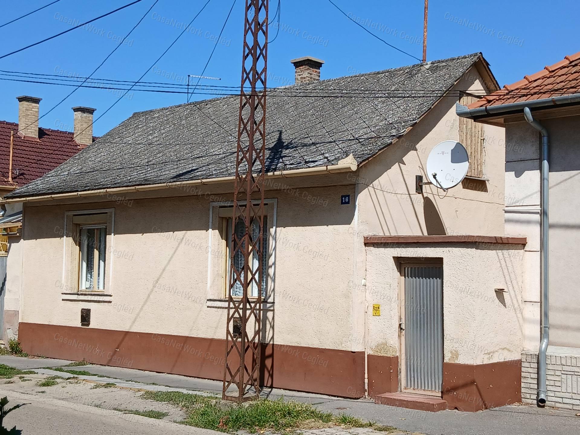 Eladó Ceglédi belvárosi 61m2 Családi ház.