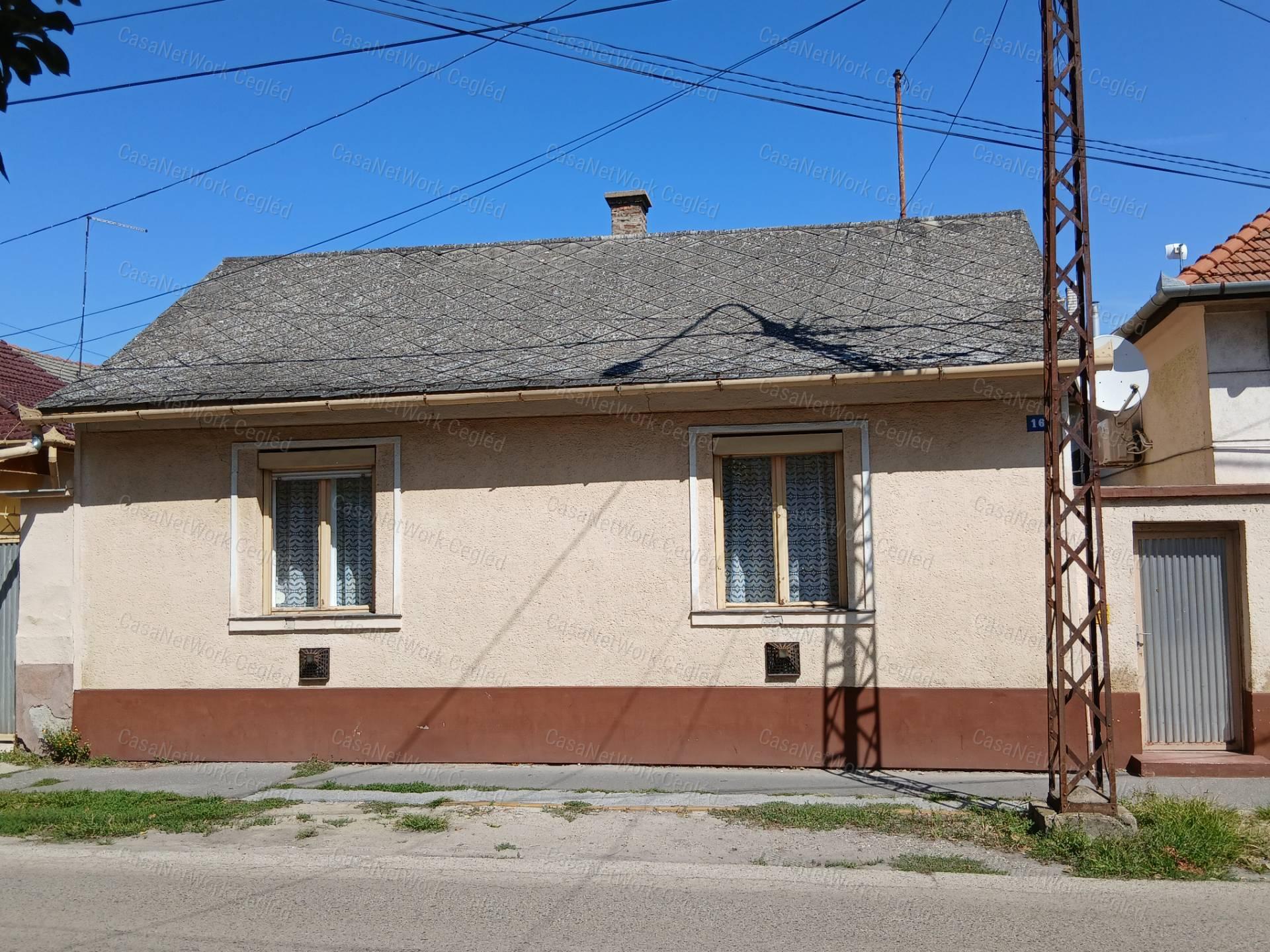Eladó Ceglédi belvárosi 61m2 Családi ház.