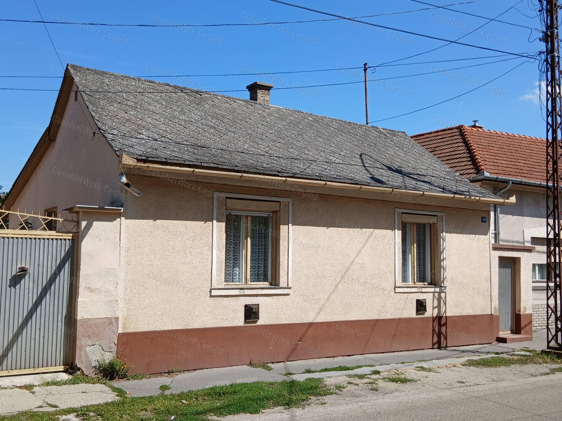 Eladó Ceglédi belvárosi 61m2 Családi ház.