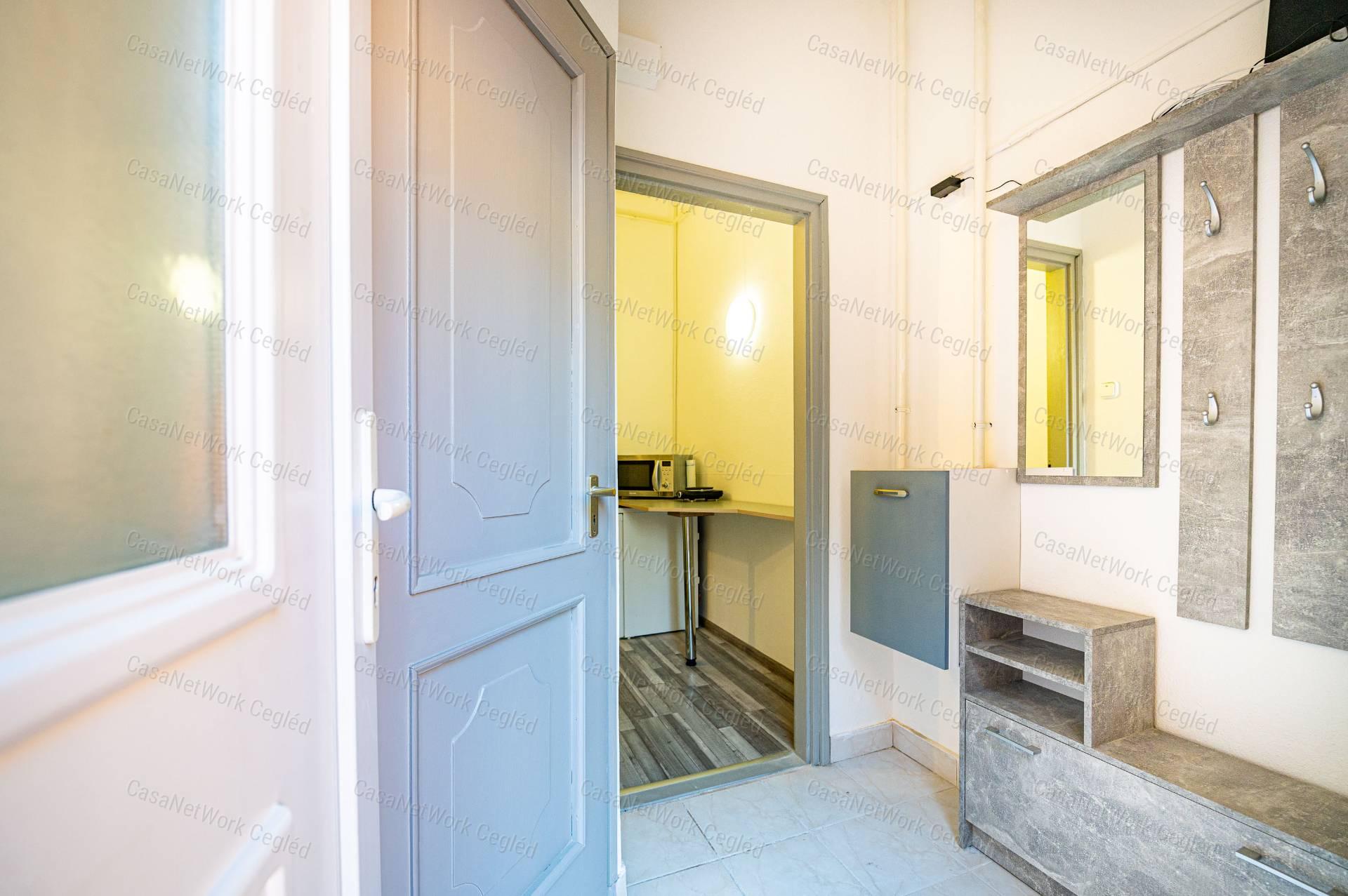 ELADÓ Budapest 6. ker 25 m2 tégla lakás.