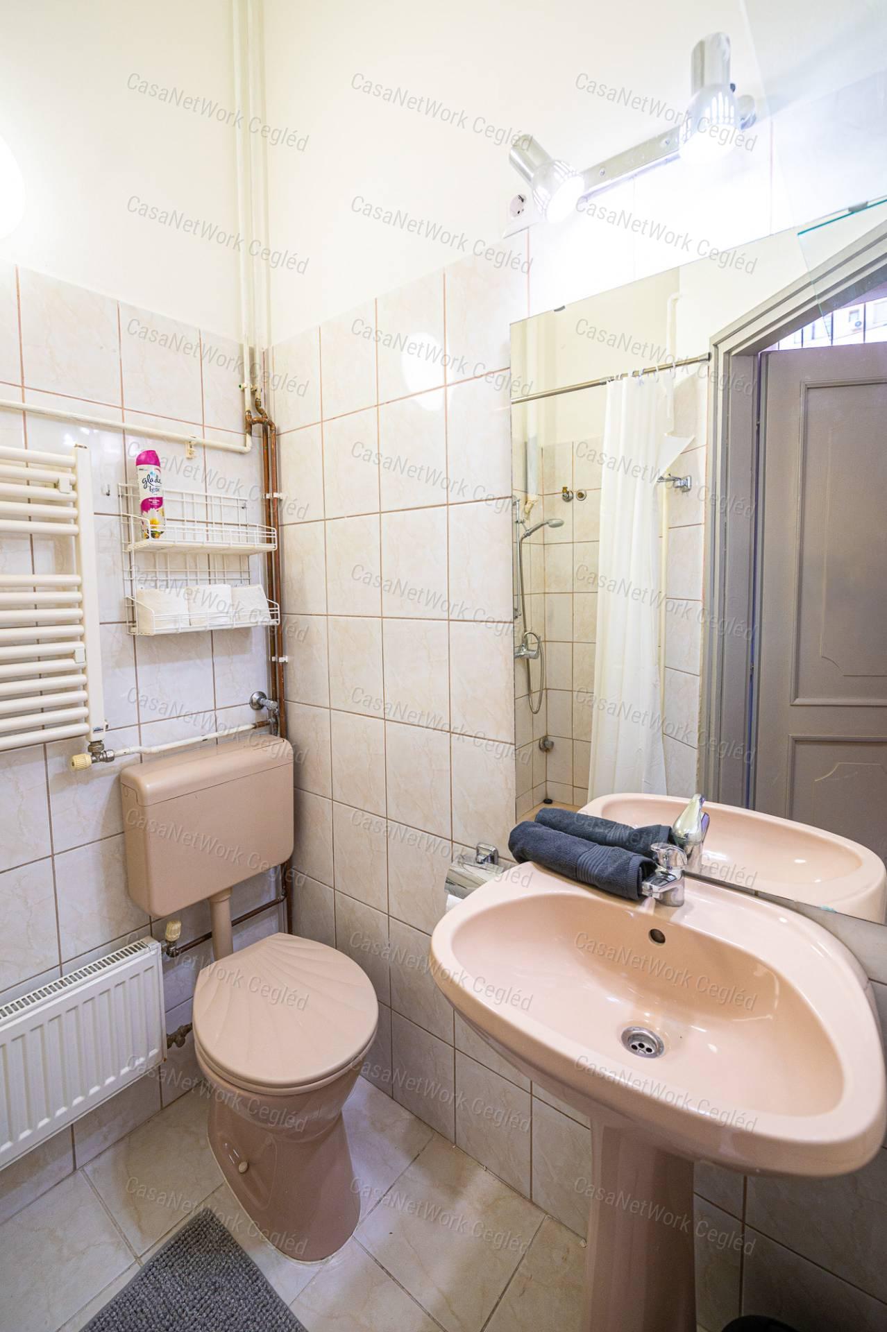 ELADÓ Budapest 6. ker 25 m2 tégla lakás.