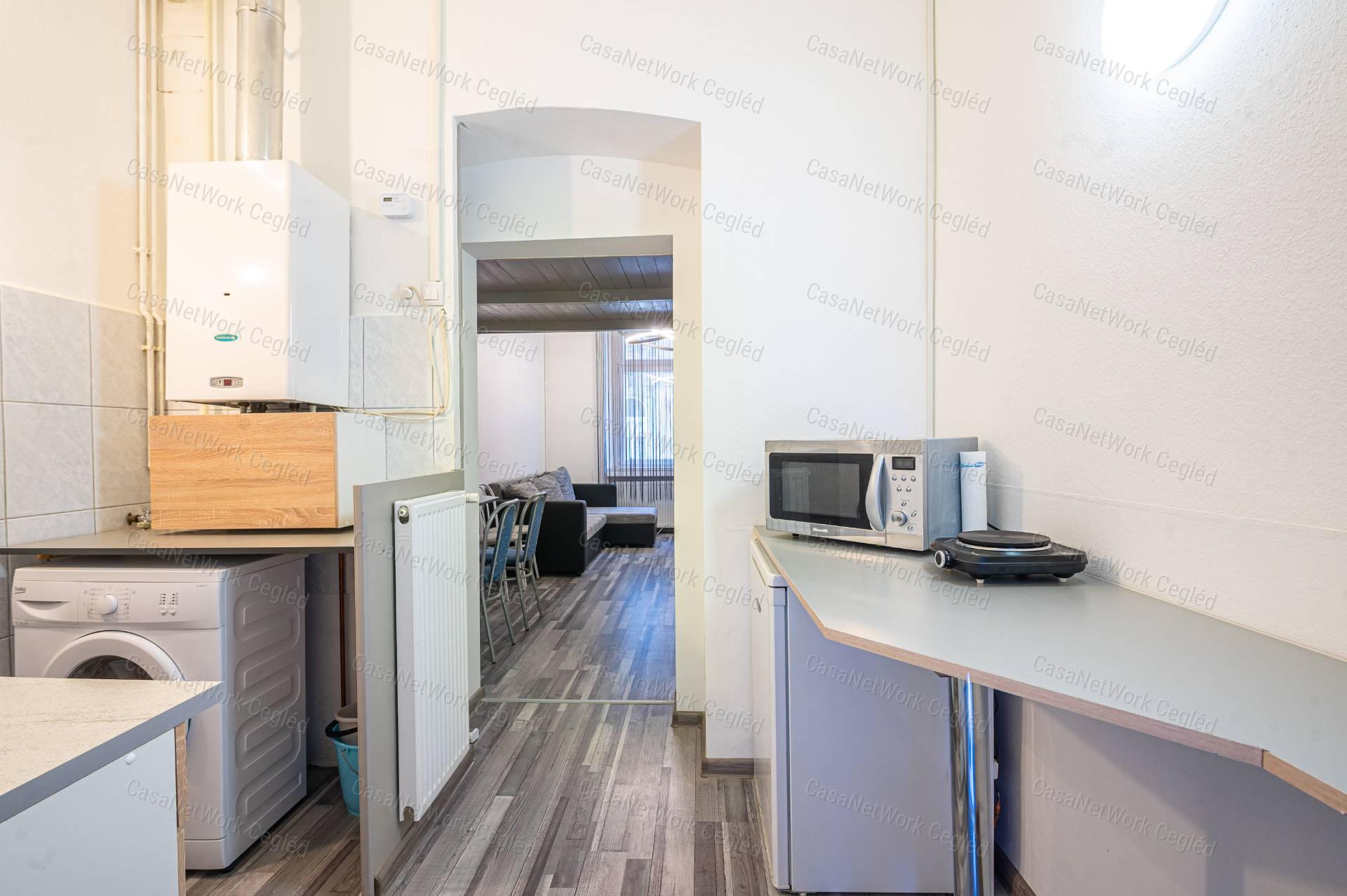 ELADÓ Budapest 6. ker 25 m2 tégla lakás.