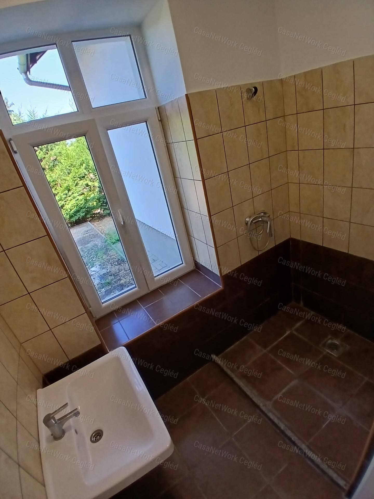 ELADÓ 11 SORHÁZI LAKÁS TÁPIÓSZELÉN!