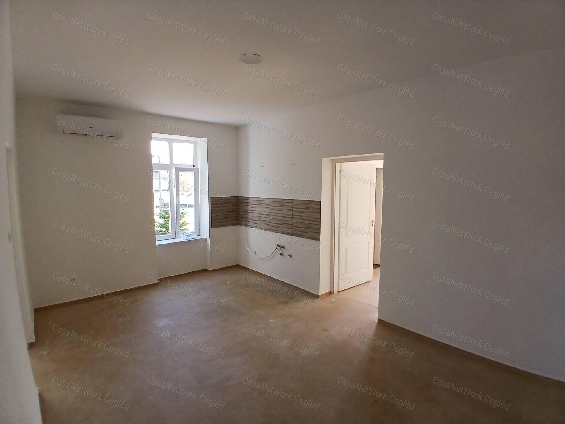 ELADÓ 11 SORHÁZI LAKÁS TÁPIÓSZELÉN!