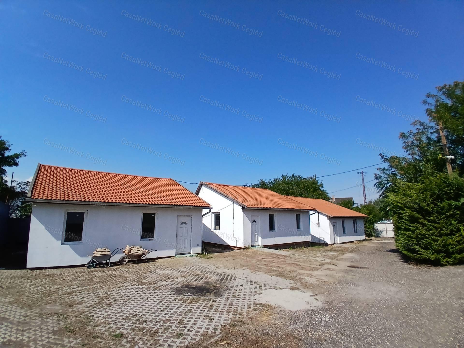ELADÓ 11 SORHÁZI LAKÁS TÁPIÓSZELÉN! PINCE!