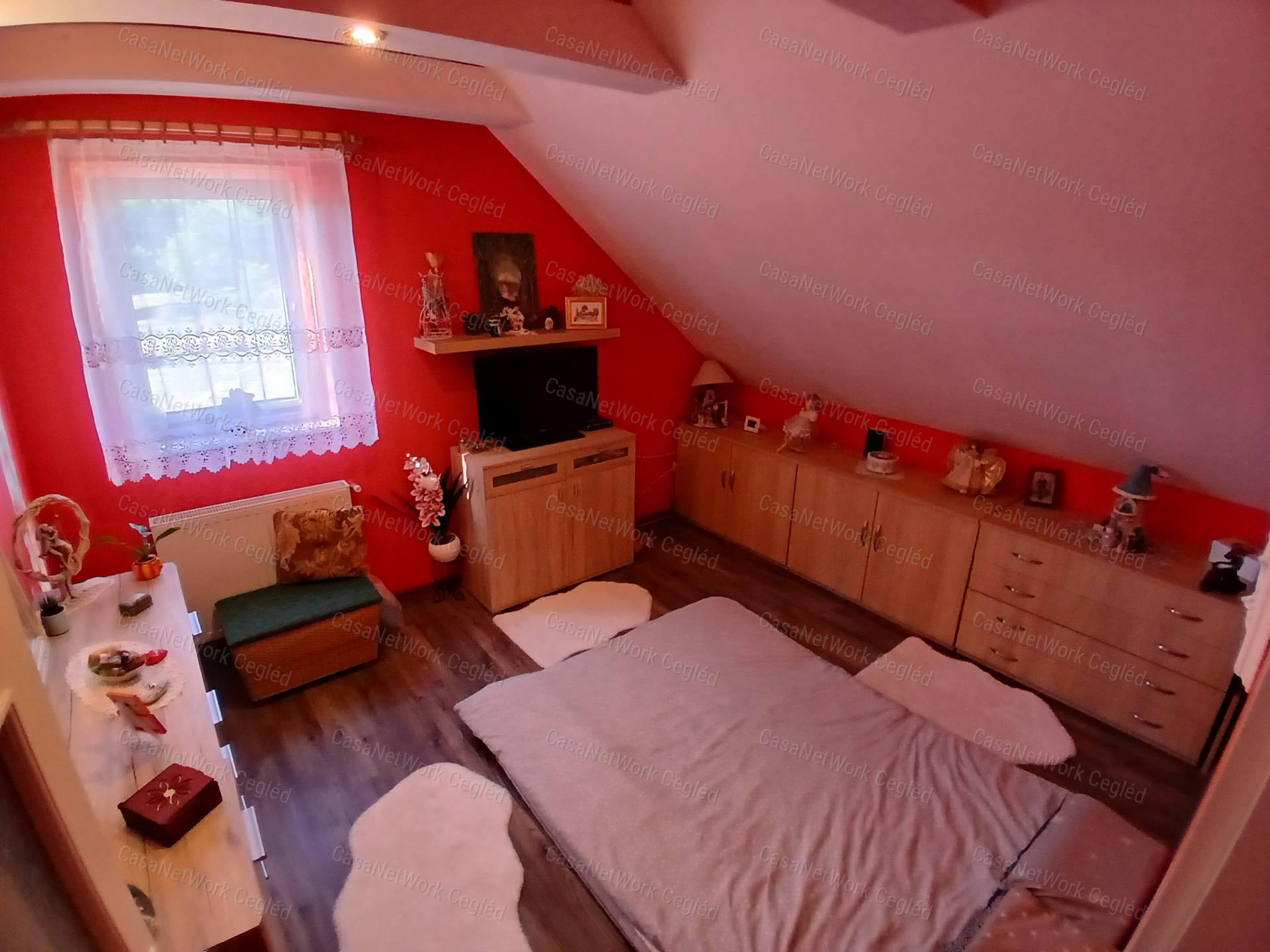 Eladó Csemő-Zöldhalom-ban Zártkerti 88 m2 családi ház.