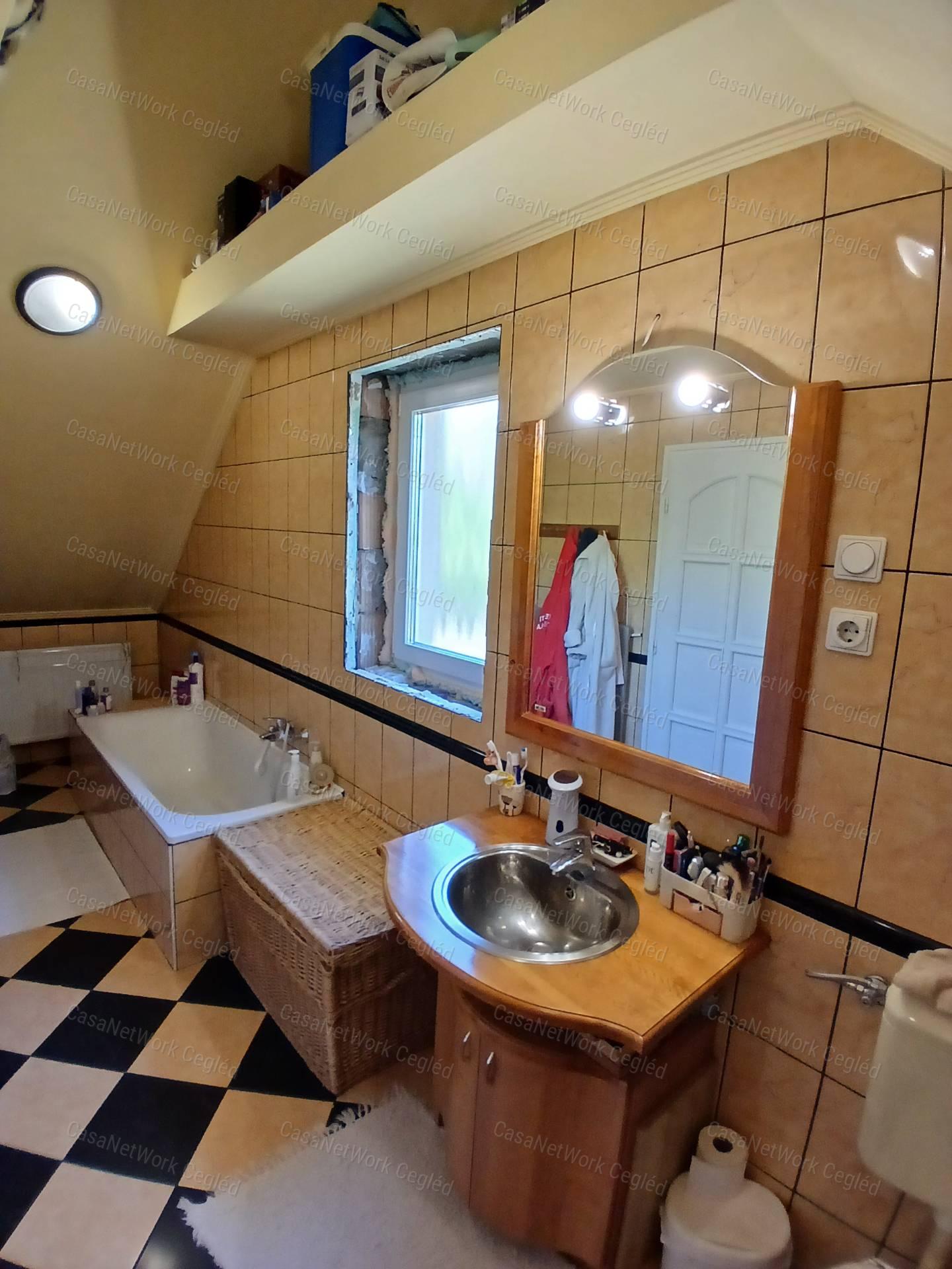 Eladó Csemő-Zöldhalom-ban Zártkerti 88 m2 családi ház.