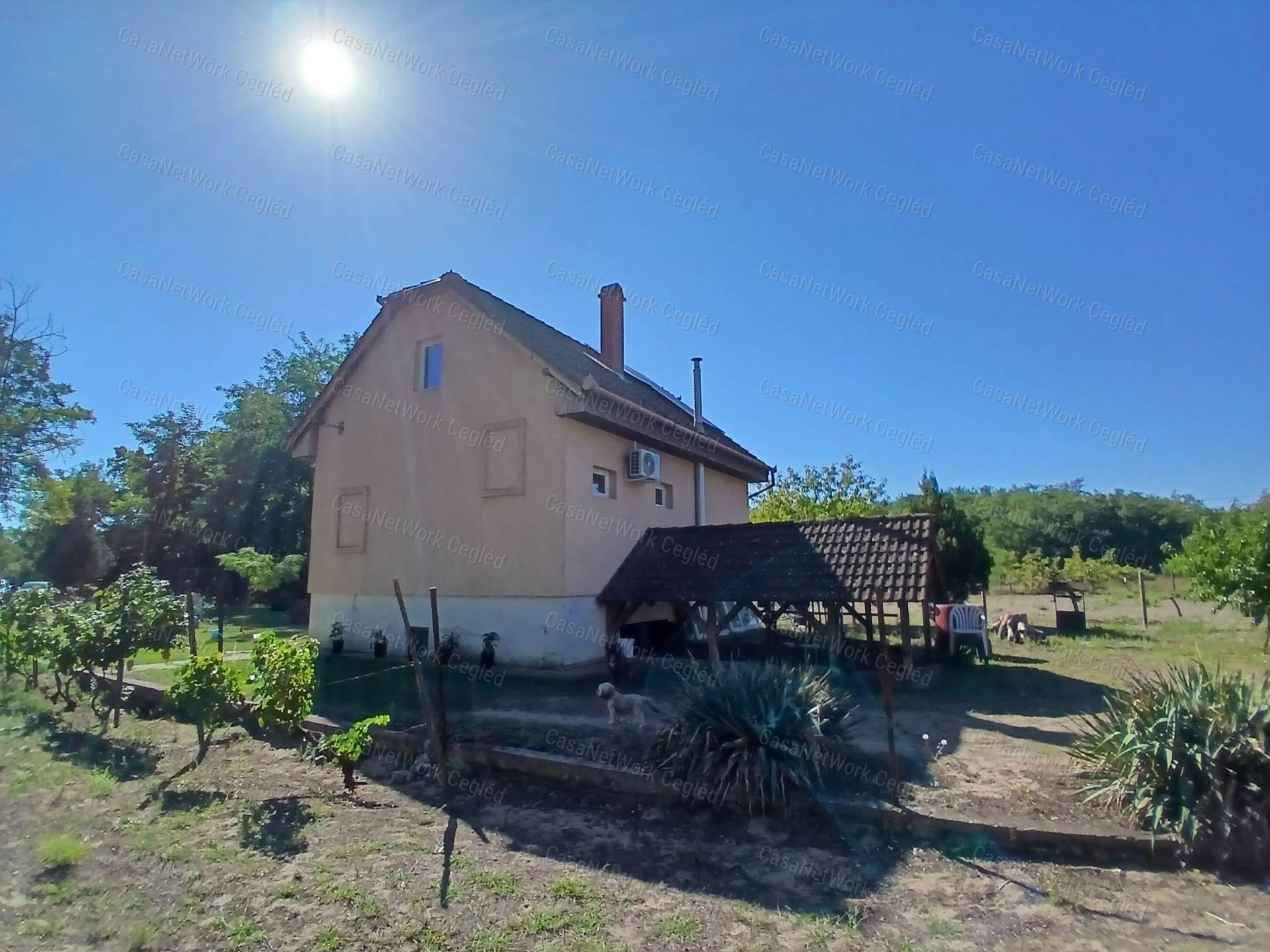 Eladó Csemő-Zöldhalom-ban Zártkerti 88 m2 családi ház.