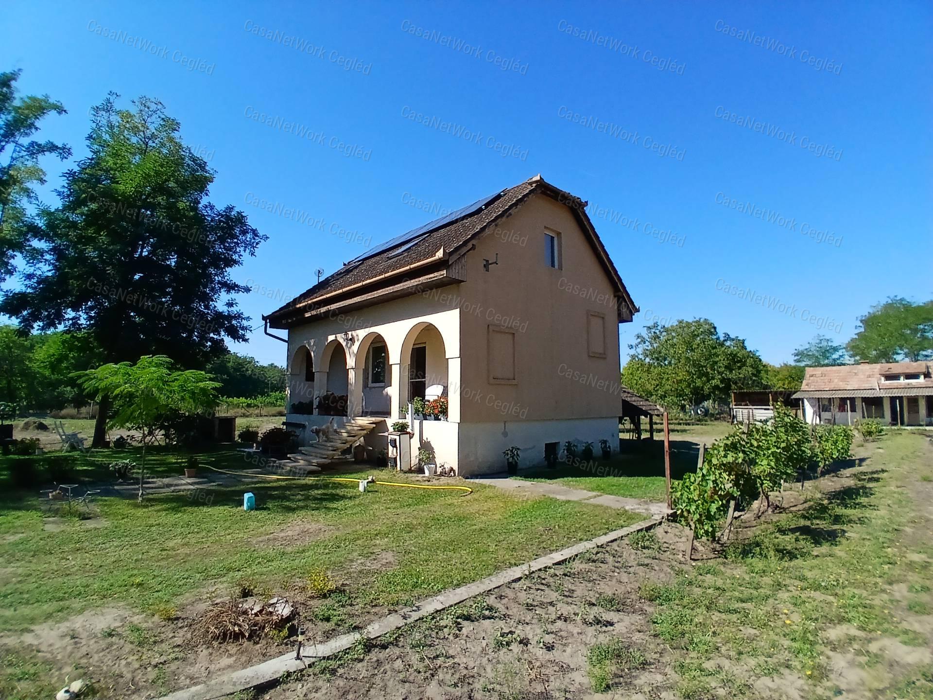 Eladó Csemő-Zöldhalom-ban Zártkerti 88 m2 családi ház.