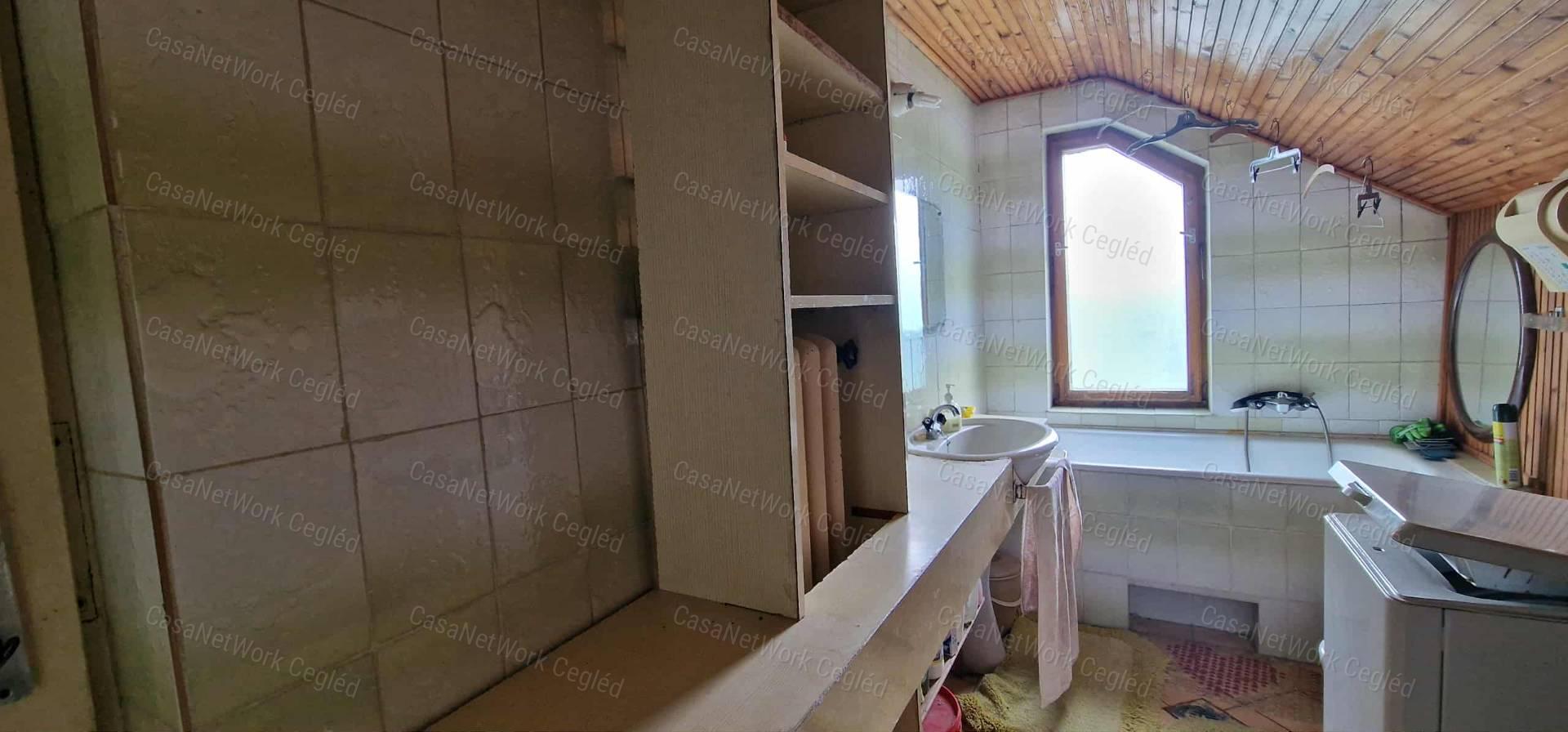 Törtelen családi ház eladó!