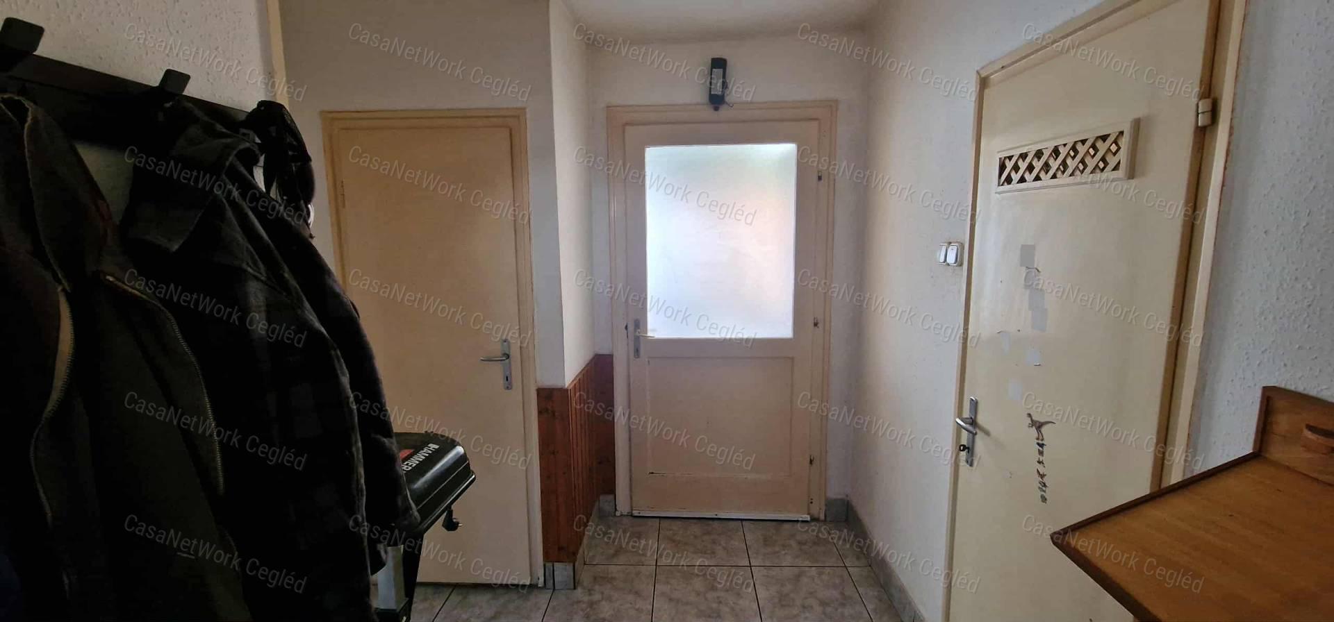 Földszintes családi ház Cegléden, jó környéken!