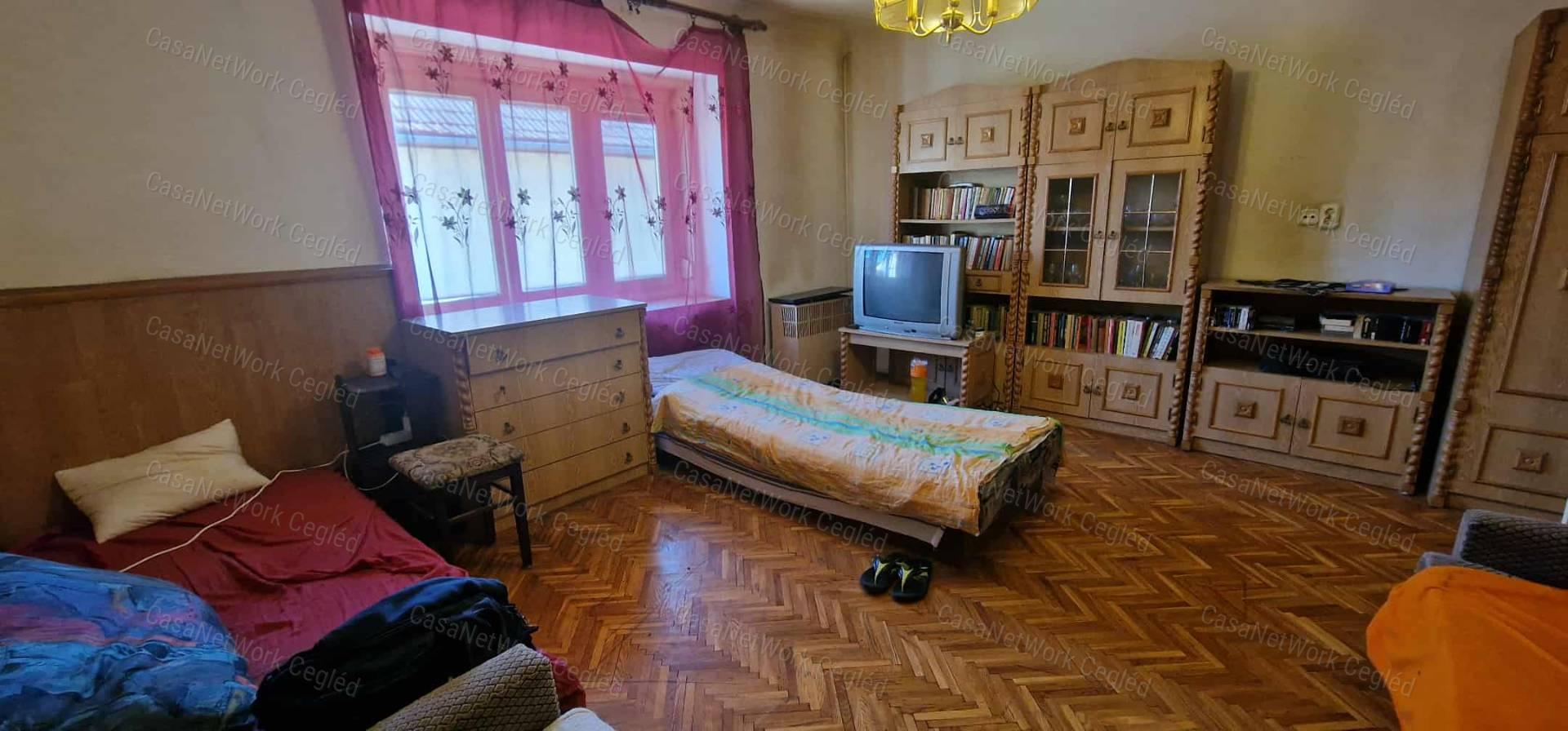 Földszintes családi ház Cegléden, jó környéken!