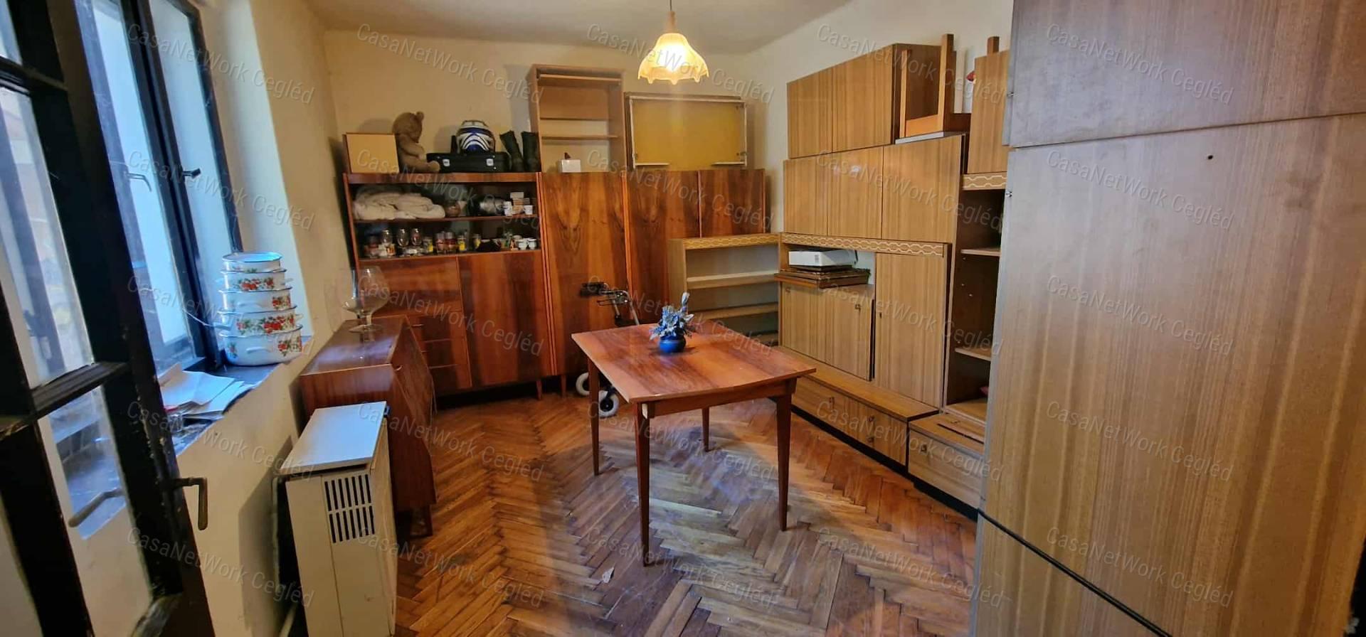 Földszintes családi ház Cegléden, jó környéken!